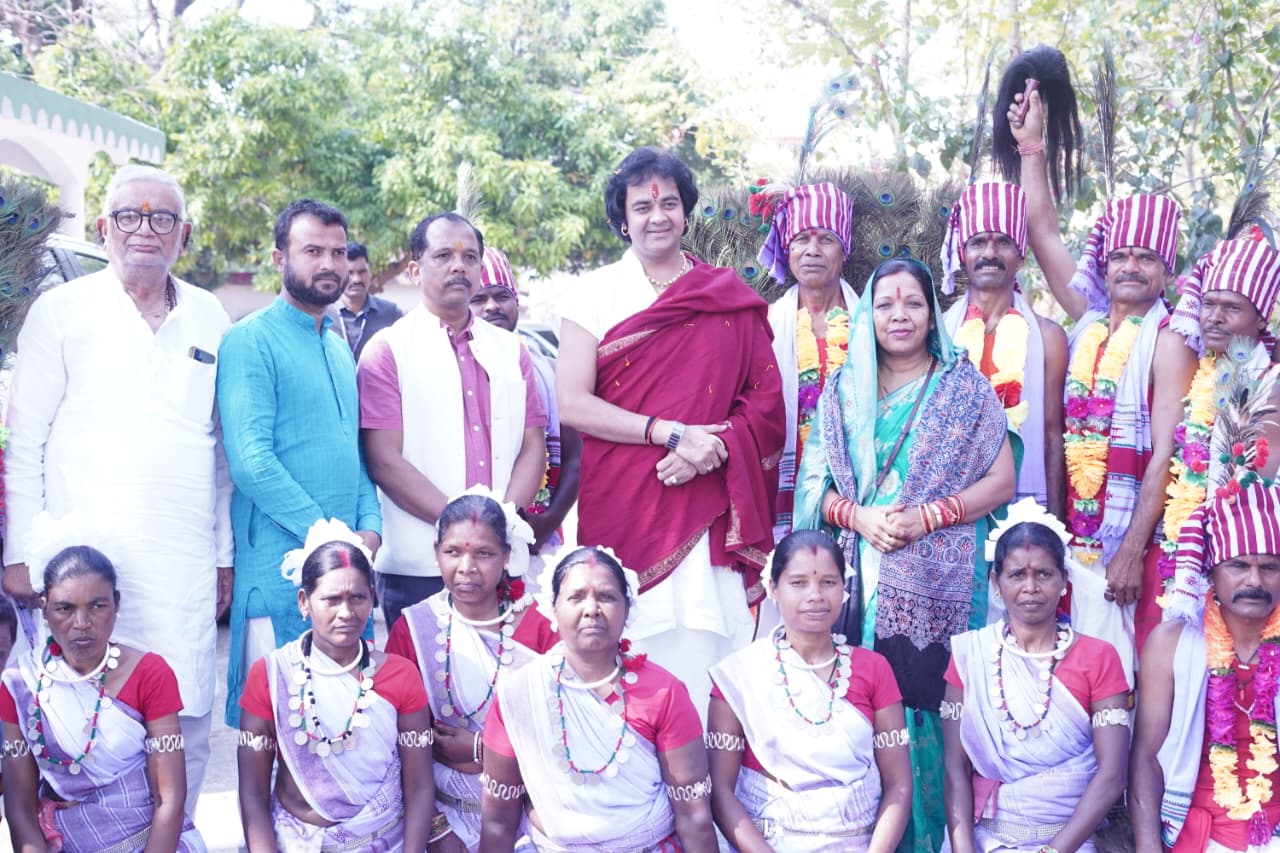 संत चिन्मयानंद बापू के आगमन पर उमड़ा जनसैलाब, गाजे-बाजे, जयघोष के बीच हुआ दिव्य स्वागत - 7 दिनों तक सलियाटोली में धर्म,मर्यादा और आदर्शों की करेंगे अमृतवर्षा