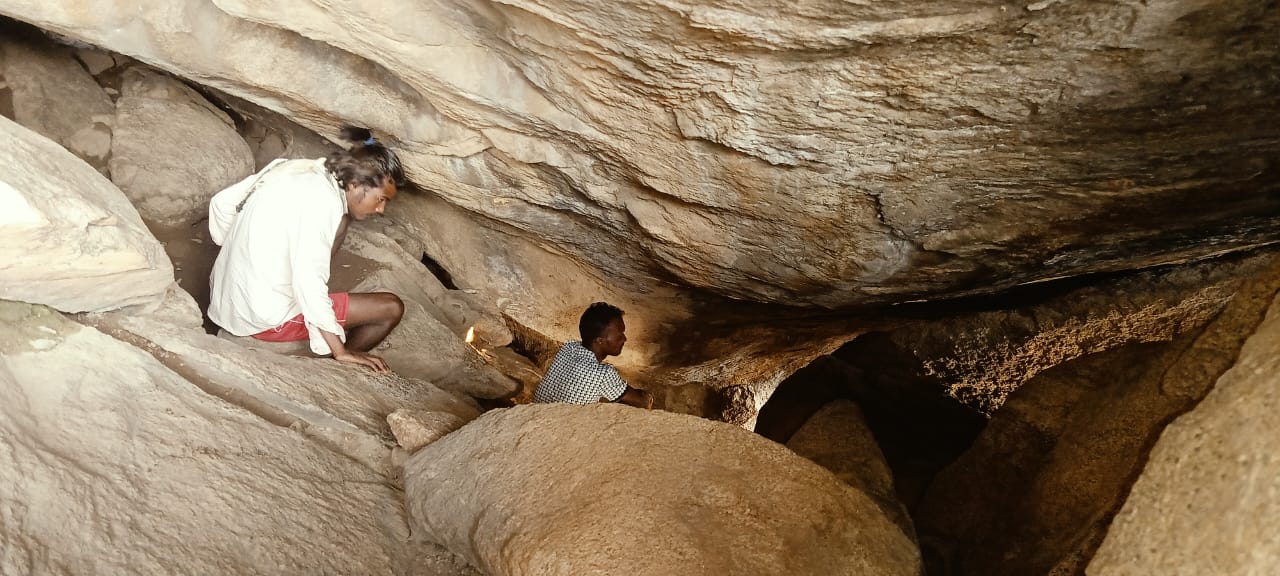 हजारों वर्षों की मौन गवाही दे रही गढ़पहाड़ की गुफाएं : जयमरगा की पहाड़ियों पर उकेरे गए शैलचित्र खोल रहे प्रागैतिहासिक सभ्यता के रहस्य, जशपुर की धरती फिर बनी इतिहास और पुरातत्व का जीवंत प्रमाण