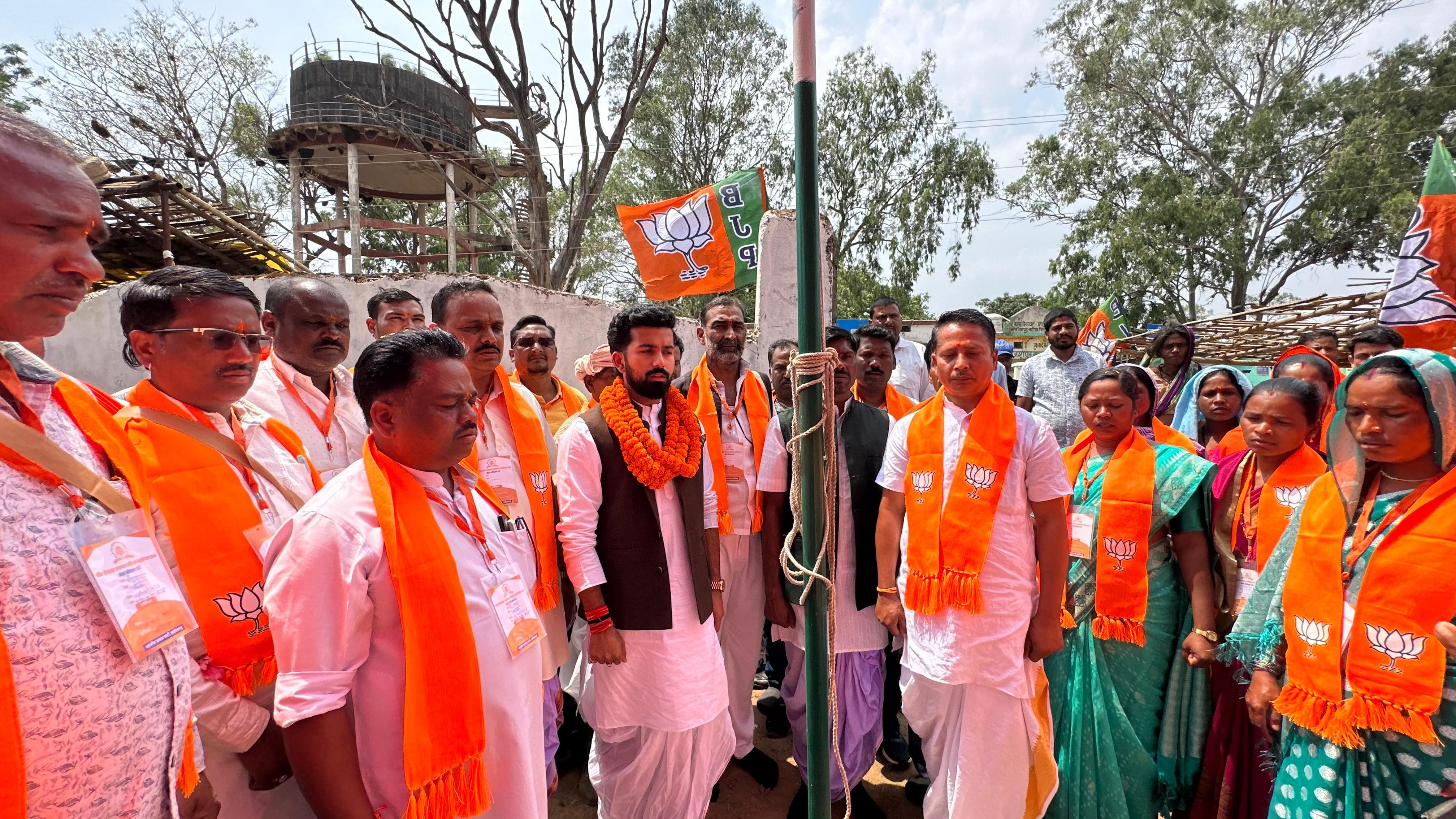 राजमहल से निकलकर गांव की चौखट तक!&rdquo; &mdash; विजय आदित्य सिंह जूदेव ने &lsquo;प्रशिक्षण महाअभियान&rsquo; के बहाने जीता हर दिल, ग्रामीणों ने कहा&mdash; अब नेता नहीं, हमारा बेटा आया है