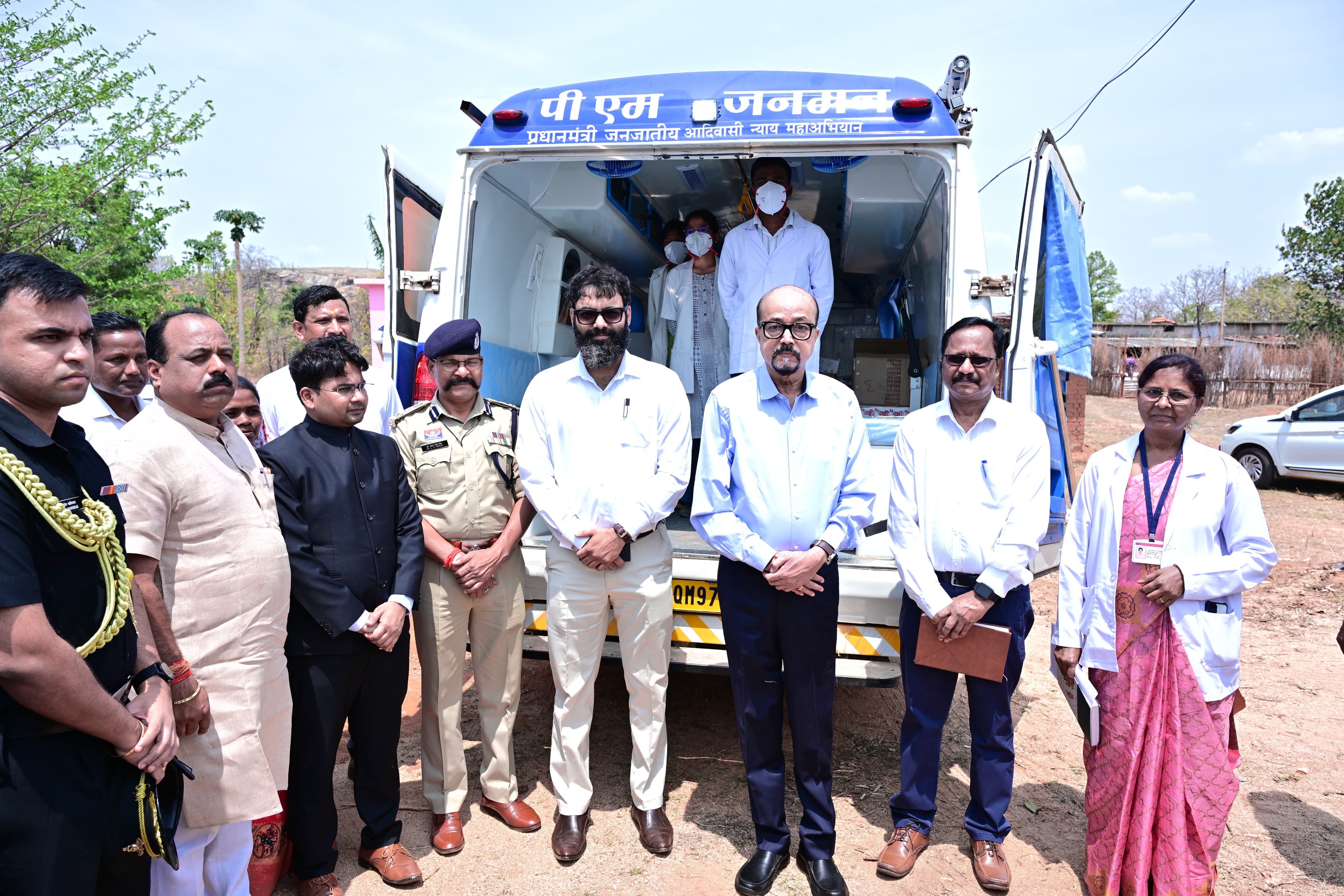 राज्यपाल श्री रमेन डेका ने बेहराखार में पीएम जनमन अंतर्गत संचालित मोबाइल मेडिकल यूनिट का किया अवलोकन,दूरस्थ क्षेत्रों में भ्रमण कर नियमित स्वास्थ्य सेवाएं सुनिश्चित करने को कहा