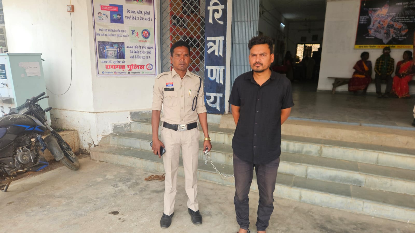 रात के अंधेरे में रिश्तेदार बना हैवान &mdash; शराब के नशे में घर में घुसा, किशोर को कार में डालकर फरार, रास्ते में परिवार की गाड़ी को मारी टक्कर, लेकिन पुलिस की घेराबंदी से बच न सका आरोपी, कुंजारा-सारसमाल जंगल से दबोचा गया!