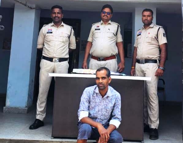 मालधक्का रोड पर सट्टा कारोबार पर पुलिस का शिकंजा &mdash; व्हाट्सएप के जरिए चल रहा था अवैध खेल, खरसिया पुलिस की त्वरित कार्रवाई में आरोपी दबोचा गया