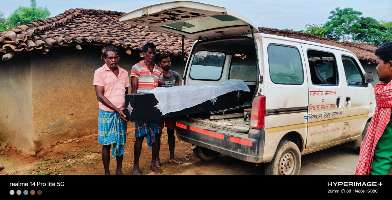 केरल के त्रिशूर में सड़क हादसे में मौत, लेकिन अपनों से दूर नहीं रहने दिया&mdash;मुख्यमंत्री कैंप कार्यालय की त्वरित और संवेदनशील पहल से एयरलिफ्ट कर रांची लाया गया पार्थिव शरीर, गृह ग्राम पहुंचते ही नम आंखों से हुआ अंतिम विदाई का दृश्य