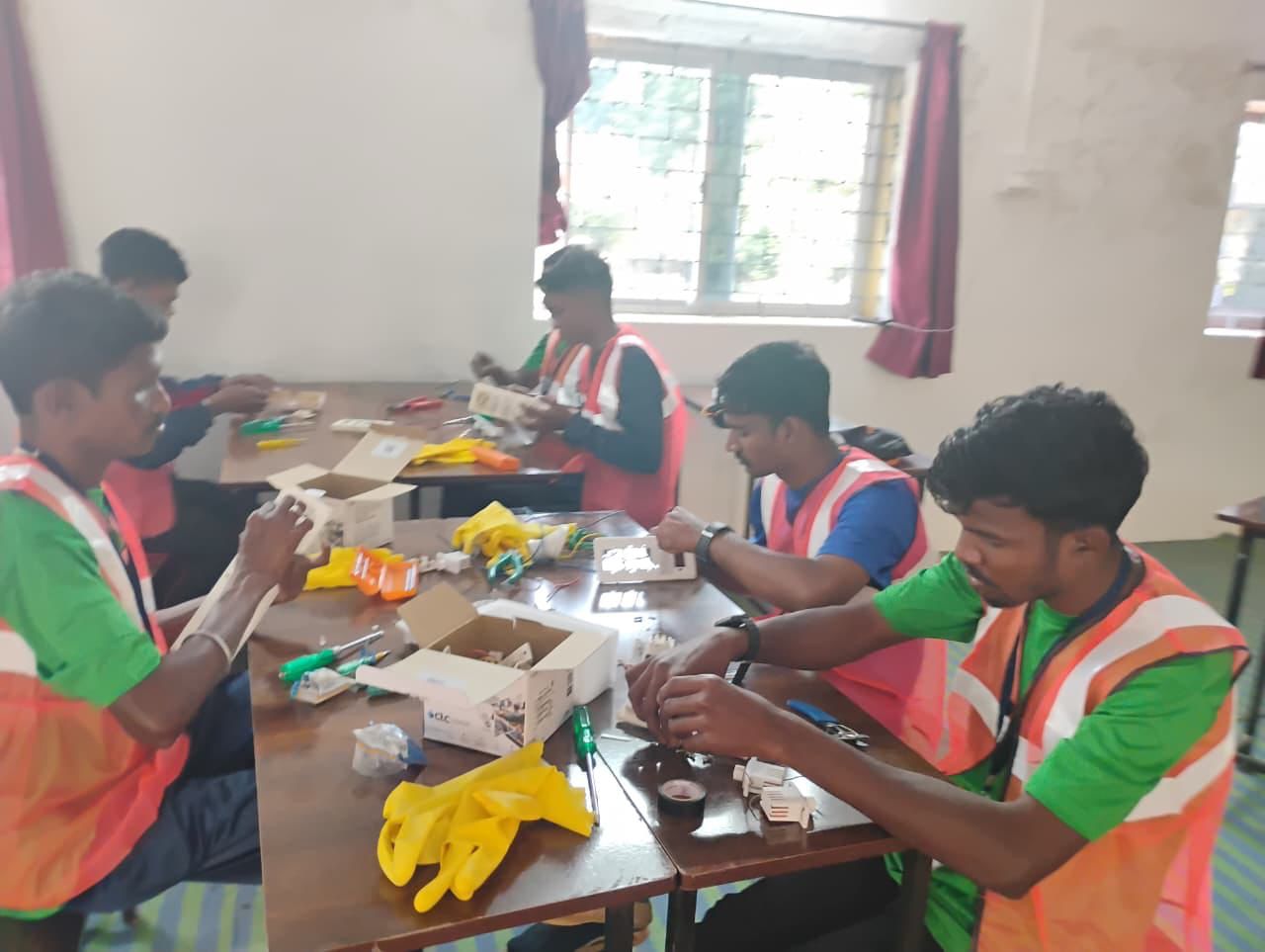 बंदूक छोड़ कारीगरी अपनाई: बस्तर में पुनर्वास नीति से आत्मसमर्पित माओवादियों का भविष्य संवर रहा