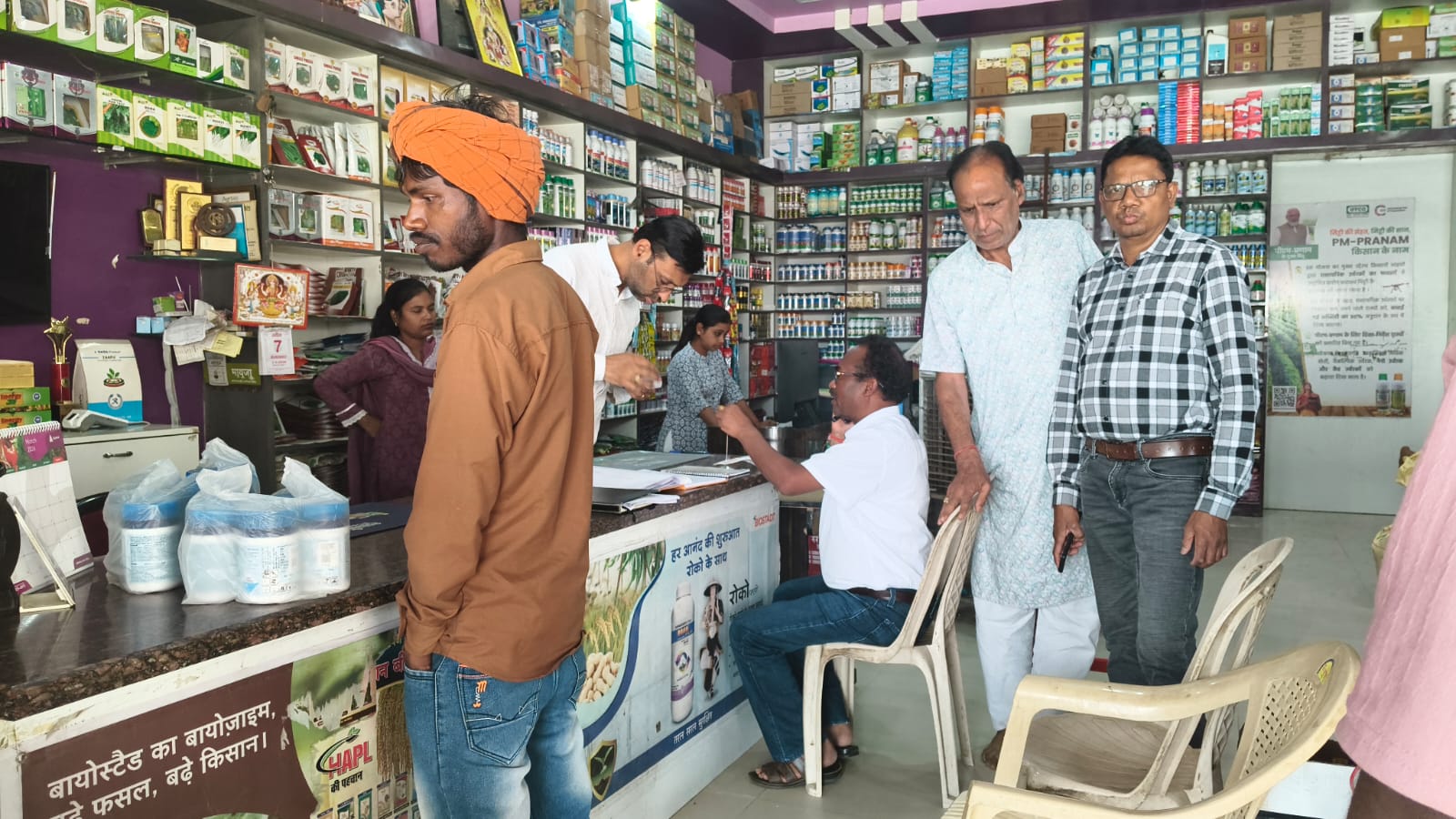 कृषि विभाग की सख्त कार्रवाई&mdash;खाद, बीज और दवा दुकानों पर छापा-जांच, अनियमितता पर 10 दुकानों को थमाया नोटिस