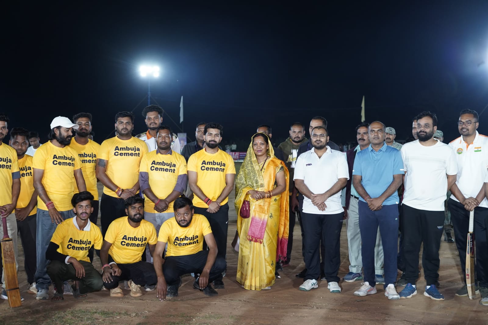 सारूडीह में क्रिकेट का शानदार आगाज़&mdash;कौशल्या साय की गरिमामयी मौजूदगी में रात्रिकालीन टूर्नामेंट का शुभारंभ, उद्घाटन मैच में नागरिक इलेवन ने प्रशासन इलेवन को 4 रन से हराया