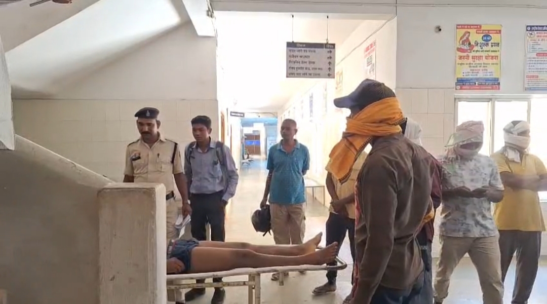 शादी की खुशियां अगले ही दिन मातम में तब्दील: टेंट सामान लेकर जा रहा नवविवाहित युवक दर्दनाक हादसे का शिकार, ब्रेक फेल ट्रैक्टर पलटने से रास्ते में ही हुई मौत, तीन साथी गंभीर घायल