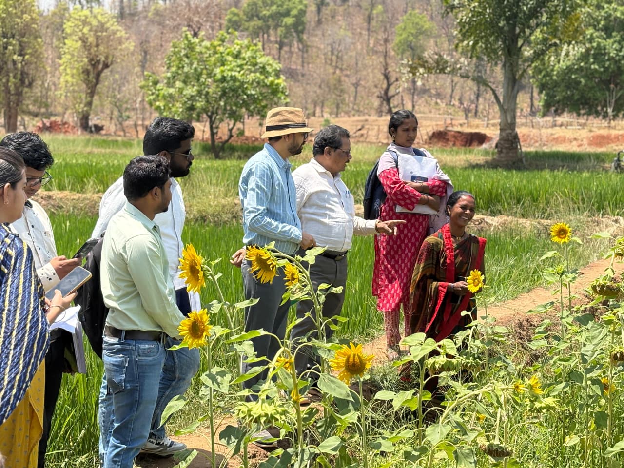 दीदी के बखरी&rdquo; से बदल रही ग्रामीण अर्थव्यवस्था की तस्वीर: सब्जी बाड़ी, मछली पालन, मुर्गी पालन और वनोपज से महिलाएं लिख रहीं आत्मनिर्भरता की नई कहानी