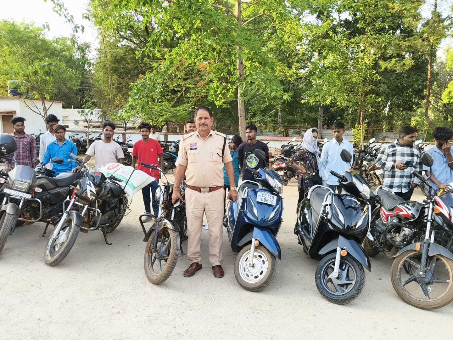 जशपुर में ट्रैफिक नियम तोड़ने वालों की खैर नहीं! बिना नम्बर प्लेट और स्टंटबाजों पर पुलिस का बड़ा एक्शन, रातभर चली ताबड़तोड़ कार्रवाई में 22 बाइक जब्त, शहर में मचा हड़कंप