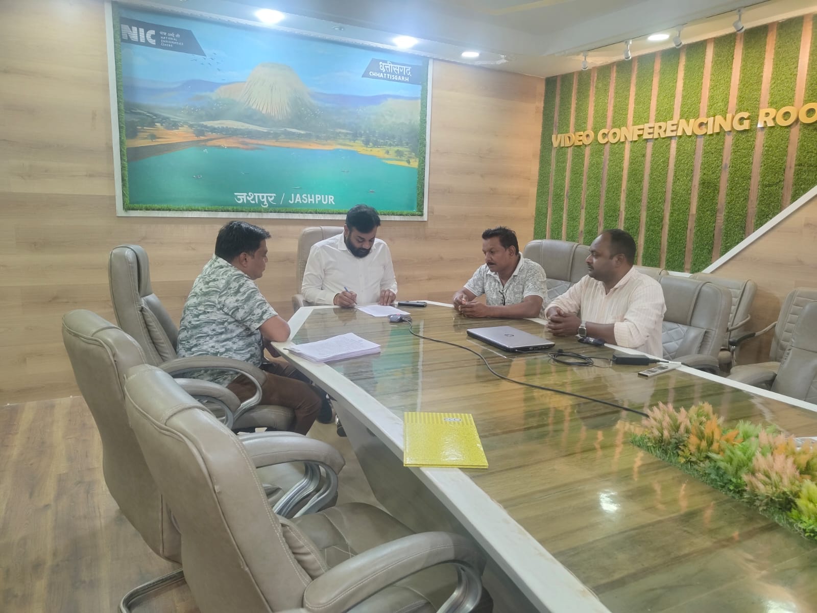 जशपुर में 2 सरपंच व 25 पंच पदों पर होगा उपचुनाव, निर्वाचन तैयारियां तेज,मतदाता सूची का हुआ प्रारंभिक प्रकाशन