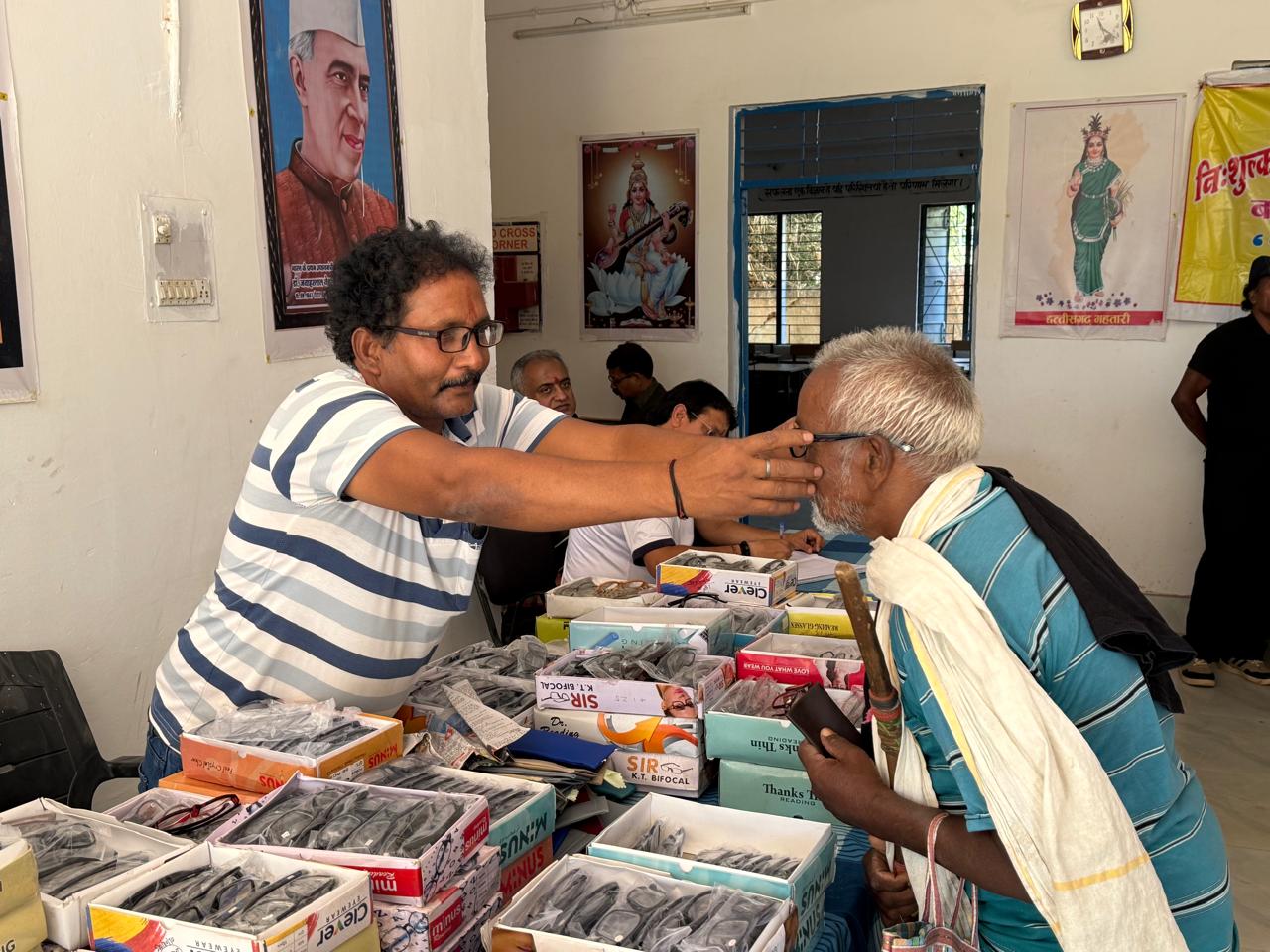 बाबा भगवान राम ट्रस्ट का बड़ा जनसेवा अभियान: एक ही दिन में 353 ग्रामीणों का इलाज, नेत्र जांच से लेकर दवाइयों तक सब कुछ मुफ्त