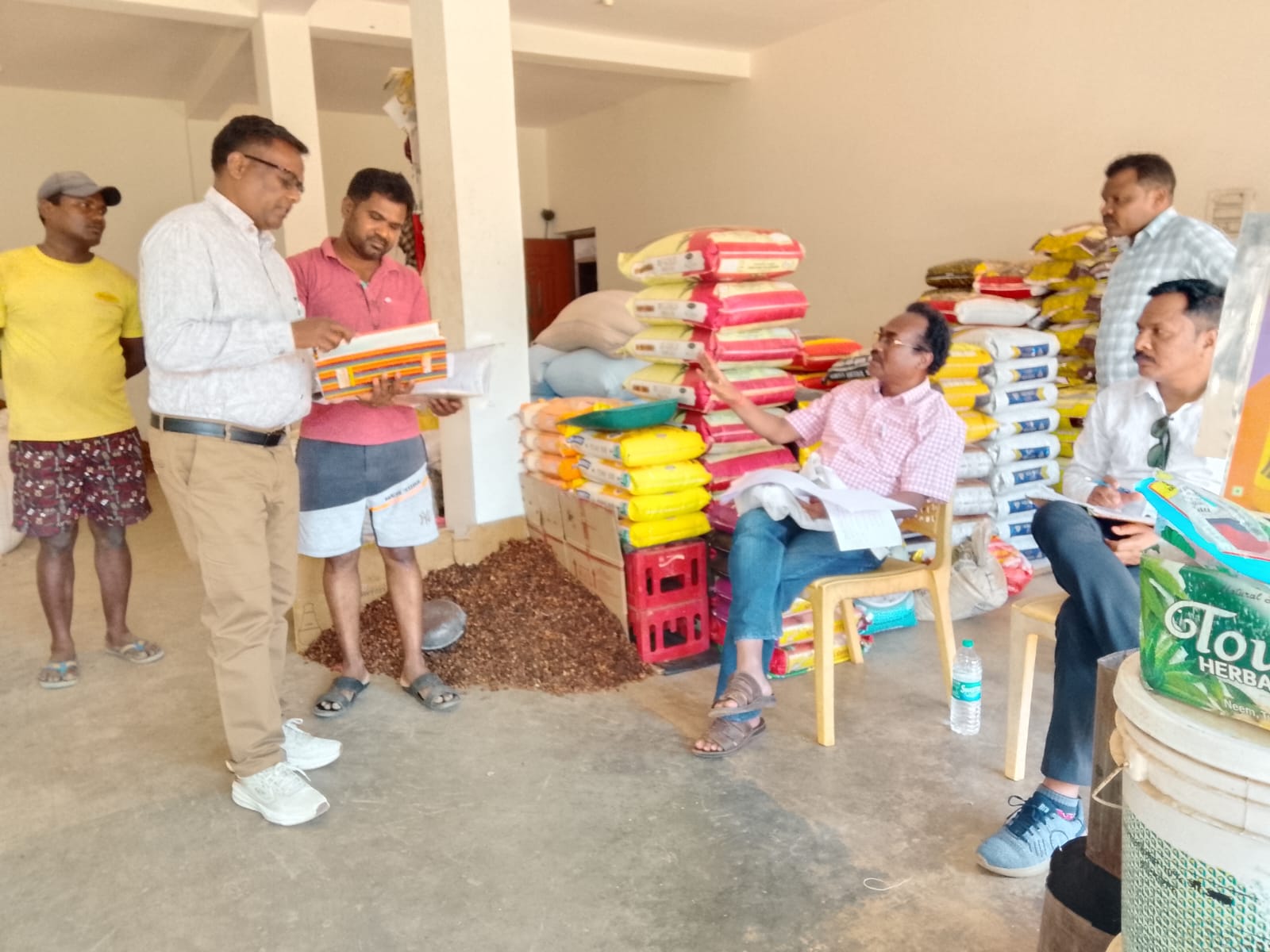 ????खाद माफियाओं पर विभाग का सख्ती : कृषि विभाग की ताबड़तोड़ कार्रवाई, दो दुकानों को थमाया नोटिस &mdash; गड़बड़ी मिली तो होगी कड़ी वैधानिक कार्रवाई