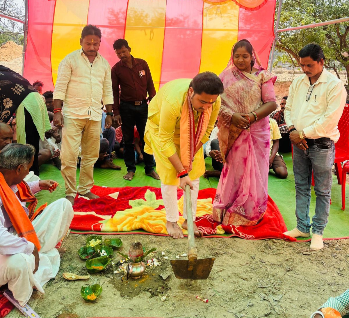 टापू जैसा कट जाता था झारगांव, अब बनेगा विकास का मजबूत पुल&mdash;15 लाख की सौगात से बरसाती संकट होगा खत्म, शौर्य प्रताप सिंह जूदेव ने किया भूमि पूजा - अब हर मौसम में जुड़ेगा झारगांव जिले से