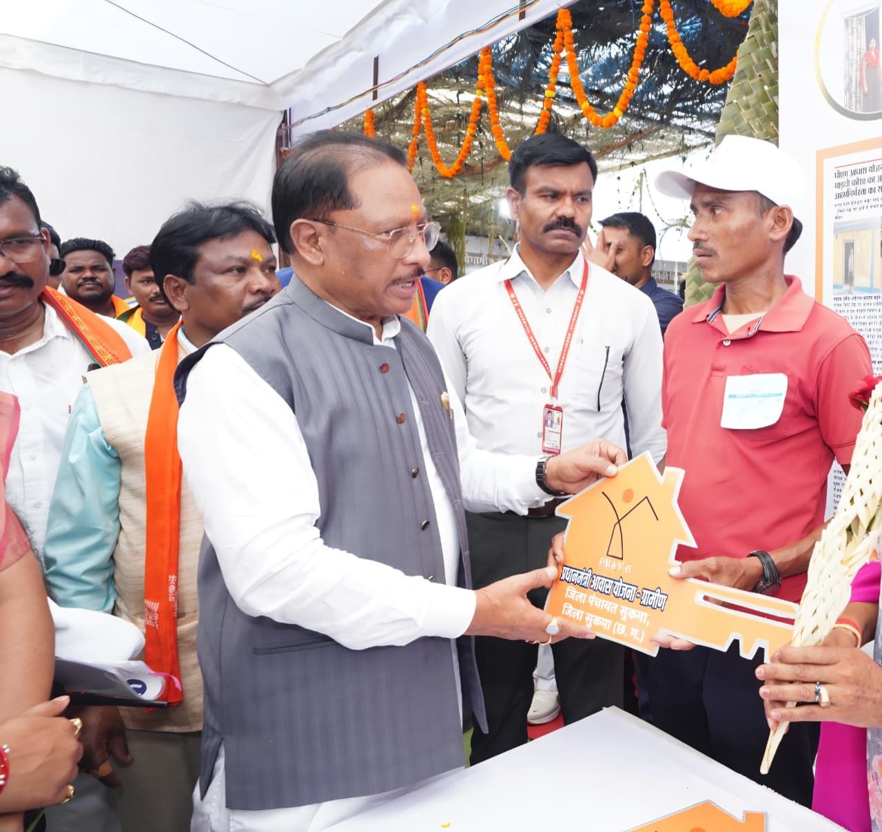 मिसाल&mdash;माड़वी कोसा ने रूरल मेसन ट्रेनिंग से सीखी कारीगरी, अपने ही हाथों से खड़ा किया पक्का आशियाना, मुख्यमंत्री ने सौंपी खुशियों की चाबी&nbsp;, सरकारी योजनाओं ने बदली पूरी जिंदगी की तस्वीर