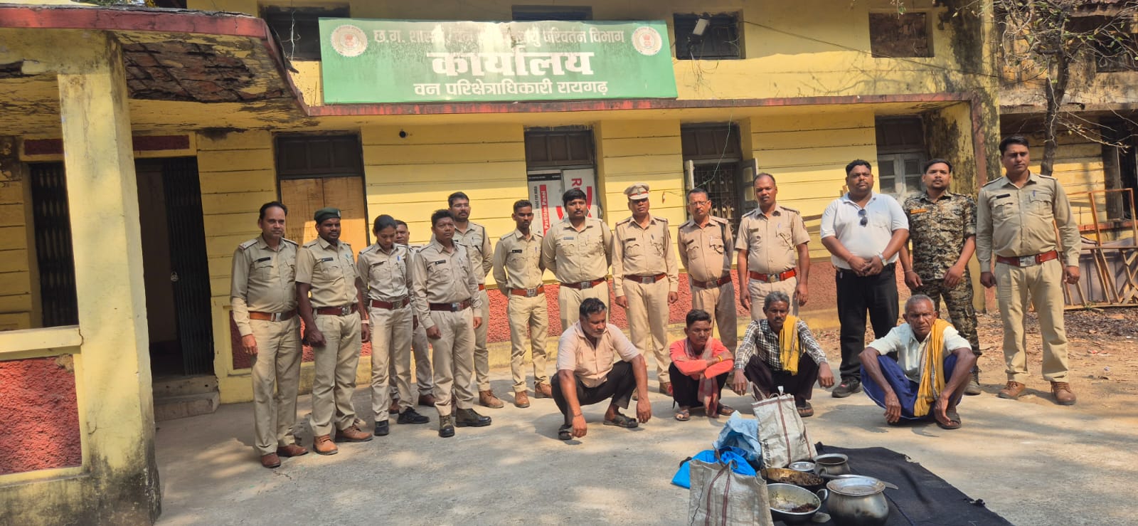 जंगल का कानून&rsquo; तोड़ने वालों पर वन विभाग का शिकंजा&mdash;वन्यजीव का शिकार कर पकाया मांस, चार आरोपी गिरफ्तार, गांव में मचा हड़कंप,अवैध शिकार का नेटवर्क खंगालने में जुटी टीम