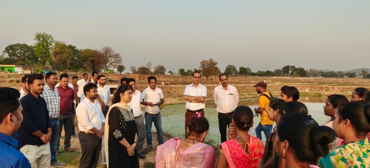 &ldquo;गांव-गांव पहुंचकर हकीकत परख रहीं प्रमुख सचिव : सड़क, अमृत सरोवर, ड्रैगन फ्रूट खेती और पीएम आवास योजनाओं का किया बारीकी से निरीक्षण, अधिकारियों को दिए सख्त निर्देश