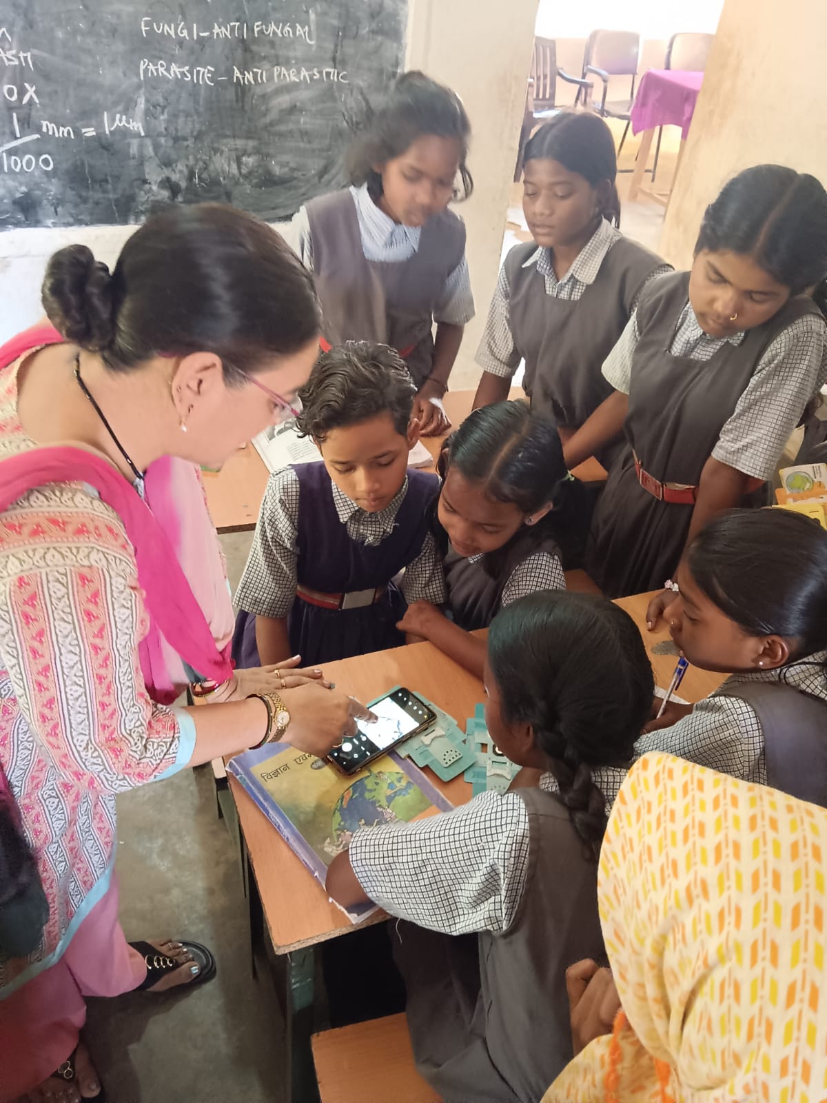 स्कूलों में &lsquo;Frugal Science&rsquo; कार्यशालाओं से एंटीमाइक्रोबियल रेजिस्टेंस पर जागरूकता का विस्तार, सीमित संसाधनों में भी विज्ञान शिक्षा को मिली नई दिशा