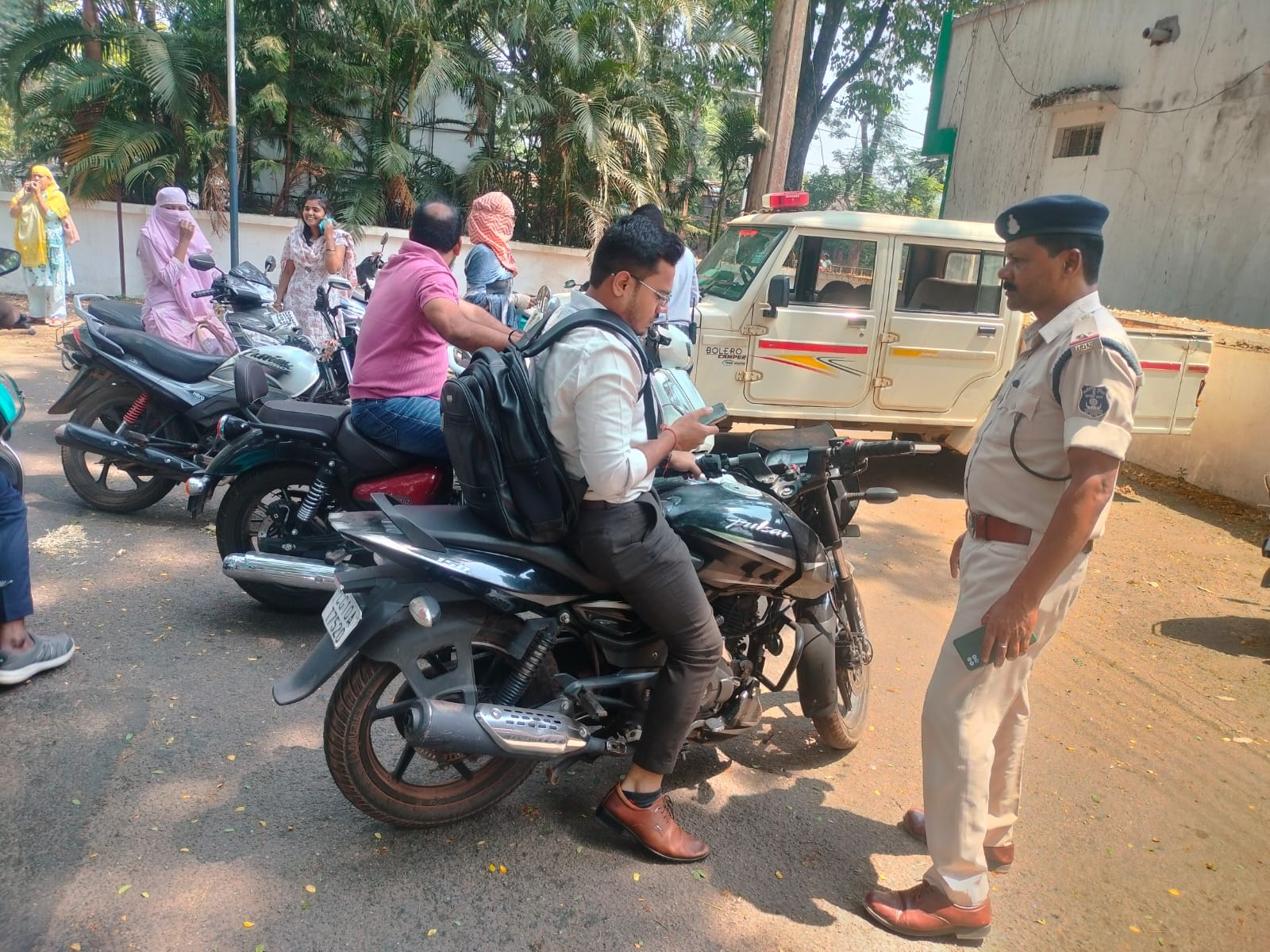 कलेक्टोरेट में सख्ती : बिना हेलमेट-सीट बेल्ट एंट्री बंद, 28 चालानों में 14 हजार की वसूली&hellip; अफसर-कर्मचारियों पर भी गिरी गाज, &ldquo;नियम सबके लिए समान&rdquo; का कड़ा संदेश