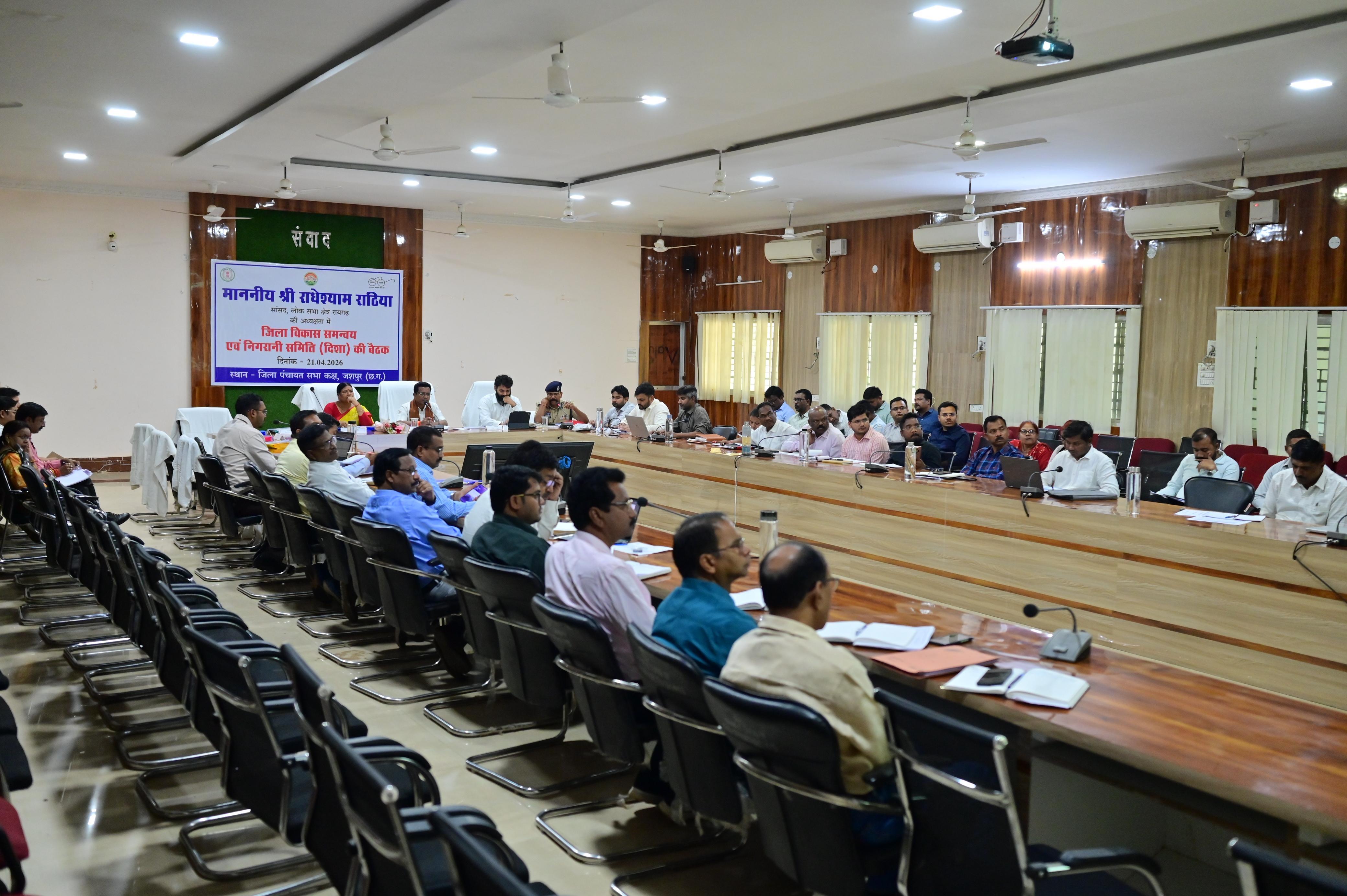 &ldquo;धीरे चलें&ndash;सुरक्षित पहुंचें&rdquo; का बड़ा संदेश: सांसद राठिया की अध्यक्षता में सड़क सुरक्षा पर हाईलेवल बैठक, हेलमेट-सीट बेल्ट को लेकर सख्ती, 46 ब्लैक स्पॉट चिन्हित, अब लापरवाही पर सीधा चालान और कार्रवाई तय