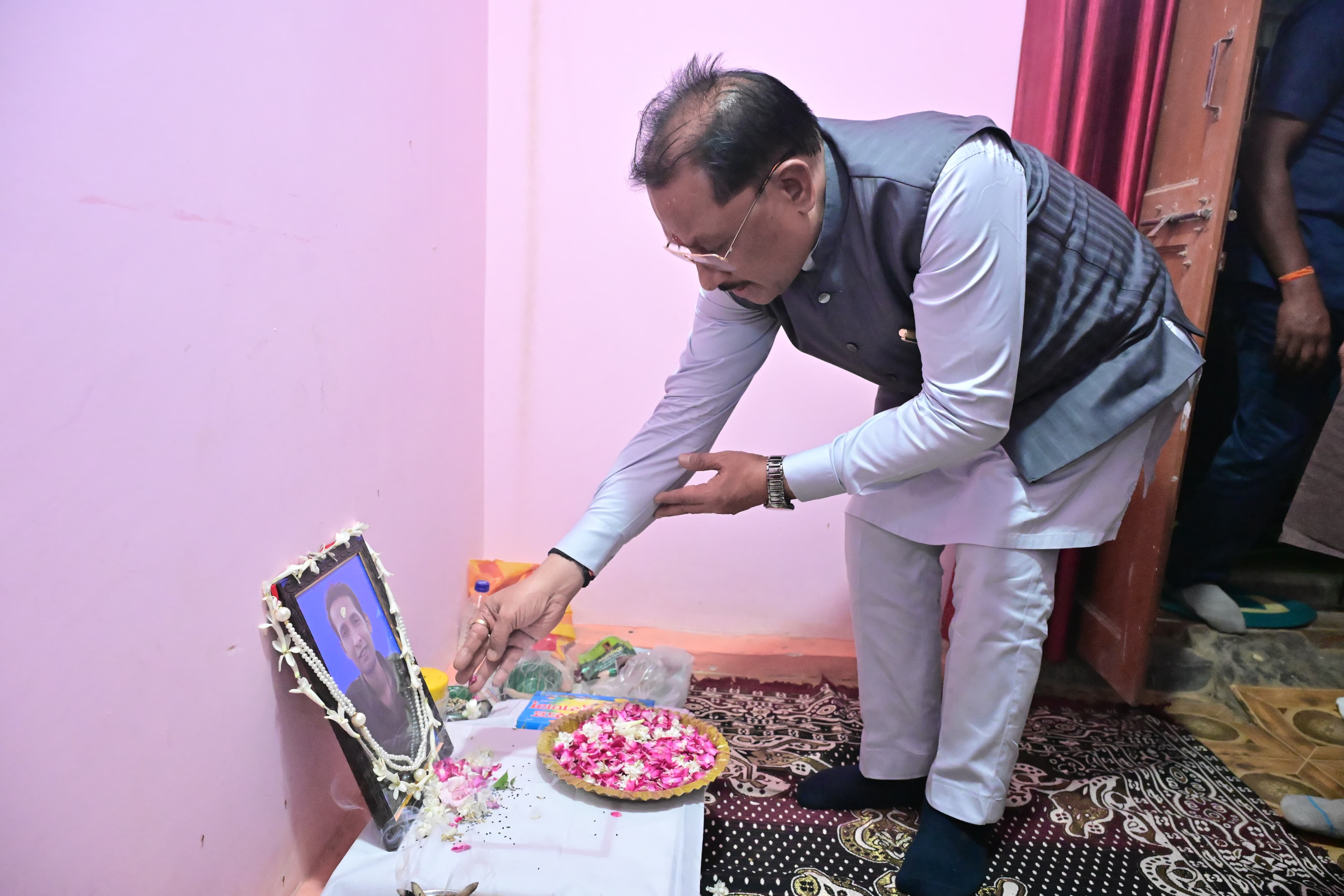 मुख्यमंत्री श्री विष्णुदेव साय ने स्वर्गीय विवेक अंधारे को अर्पित की श्रद्धांजलि