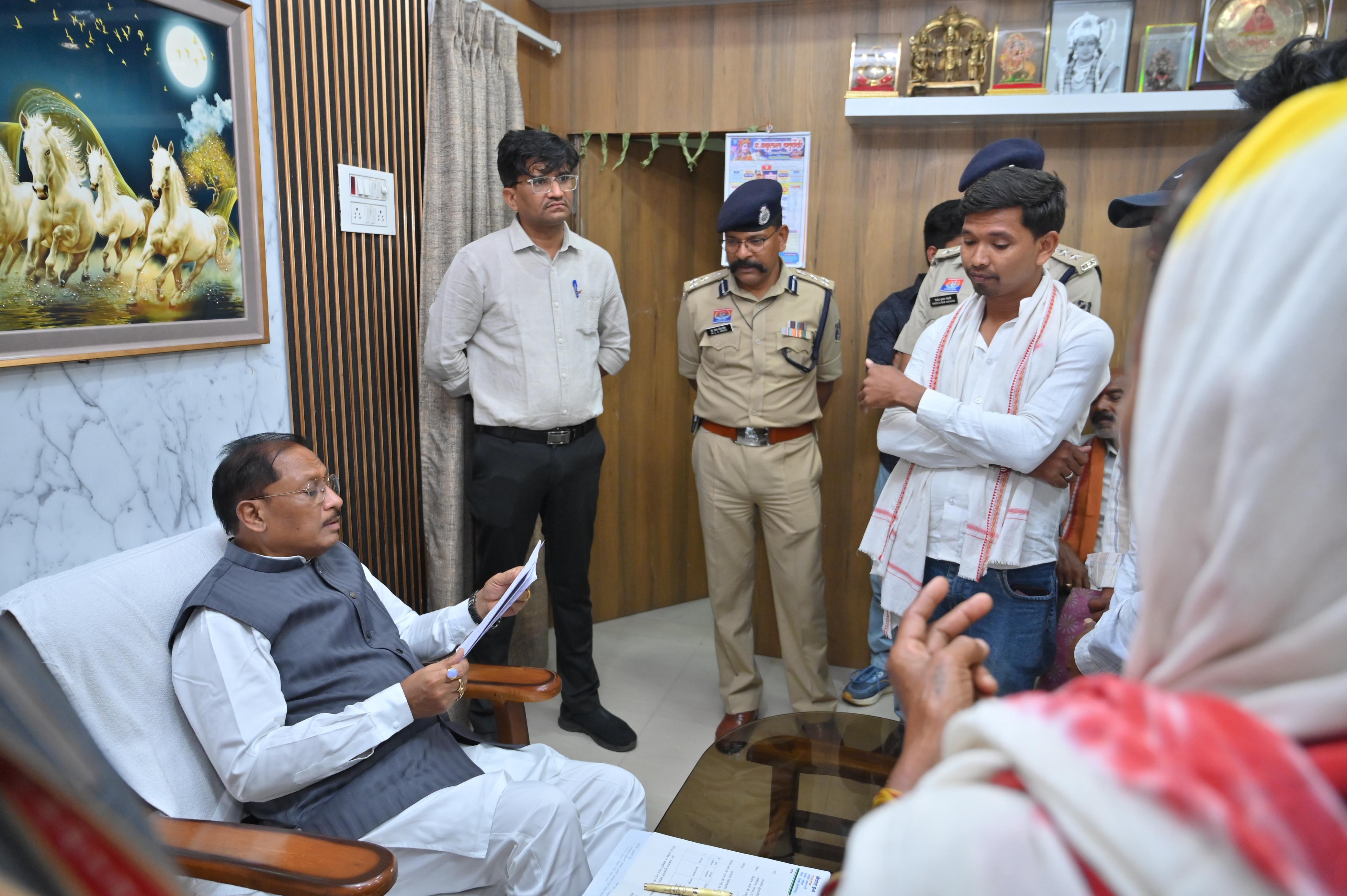 मुख्यमंत्री श्री विष्णुदेव साय का बगिया में जनदर्शन&mdash; आमजनों की समस्याएं सुनीं, त्वरित समाधान के दिए सख्त निर्देश