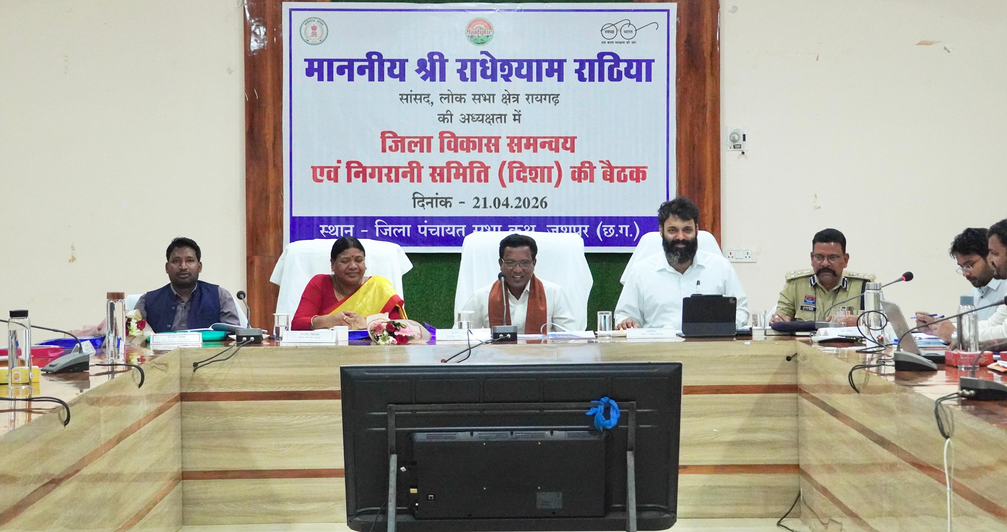 गौरव पथ के खुले डिवाइडर पर सख्ती: सांसद राठिया ने दिए तत्काल बंद करने के निर्देश, सड़क सुरक्षा बैठक में उठे अहम मुद्दे