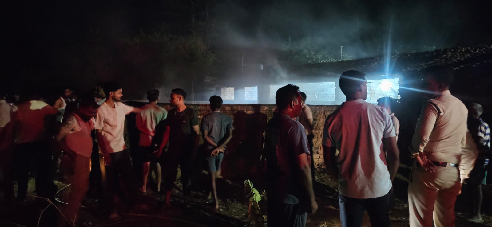 चंद मिनटों में भड़कती आग&hellip; लेकिन प्रशासन की फुर्ती ने टाल दिया बड़ा हादसा , सिंगीबहार टायर गोदाम में समय रहते काबू, घर और पोल्ट्री फार्म सुरक्षित