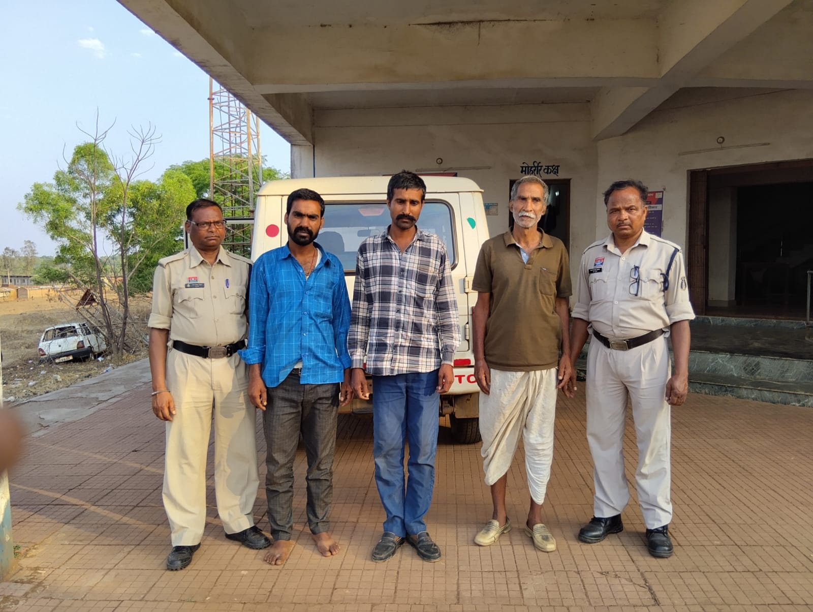 खलिहान की जमीन को लेकर खूनी बवाल: बाप-बेटों ने मिलकर किया जानलेवा हमला &mdash;महिलाओं समेत तीन लोग गंभीर घायल, जशपुर पुलिस ने कार्रवाई कर तीनों आरोपियों को किया गिरफ्तार