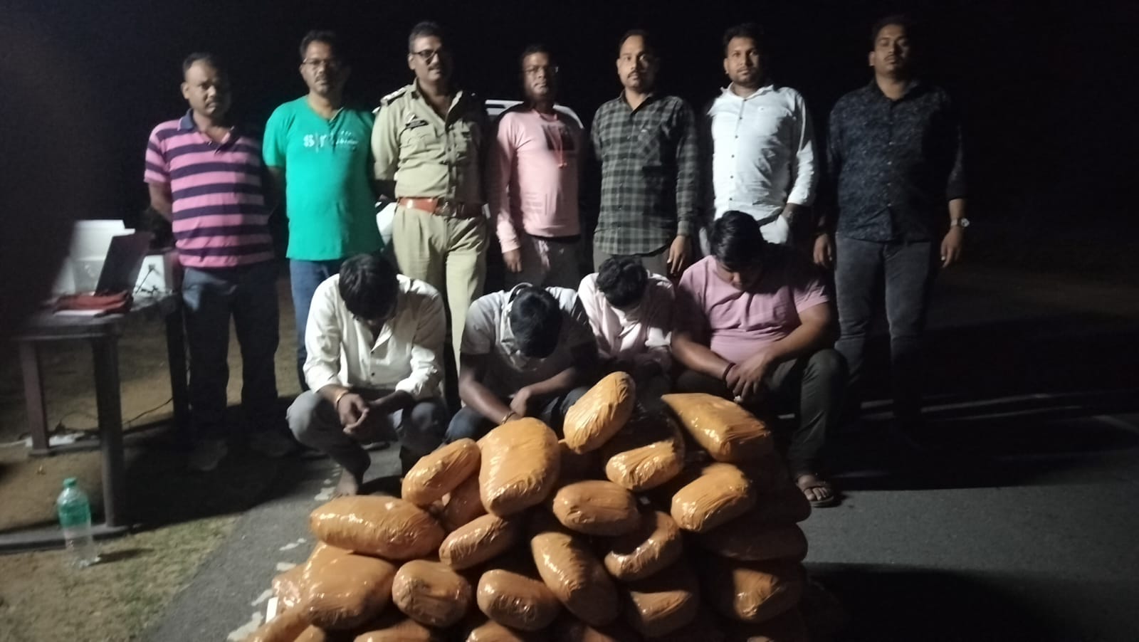 जशपुर पुलिस की बड़ी कामयाबी: तुमला में अंतरराज्यीय गांजा तस्करी का भंडाफोड़, 76 किलो से अधिक अवैध मादक पदार्थ के साथ नाबालिग समेत 4 आरोपी गिरफ्तार, 49 लाख से अधिक की जप्ती