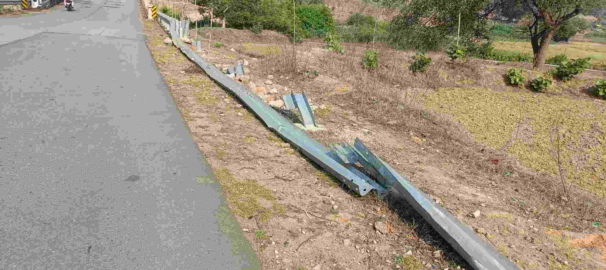 चराईडाँड़-बतौली मार्ग पर बड़ा सवाल&mdash;गार्डवाल टूटा या तोड़ा गया? कपरी नाला में दिखी संदिग्ध स्थिति, हादसे की आशंका से राहगीरों की जान खतरे में, विभाग की चुप्पी पर उठे गंभीर सवाल &mdash; रात में कभी भी हो सकता है बड़ा हादसा!