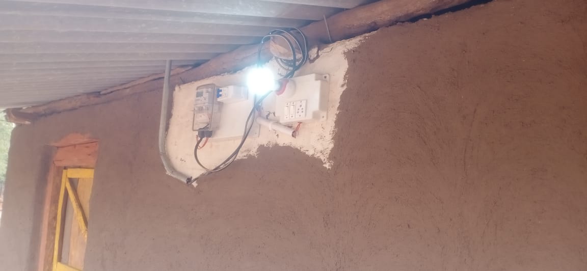 पहाड़, जंगल और मुश्किल रास्तों को पार कर आई रोशनी: नारायणपुर के ईरपानार में जले पहली बार बल्ब, खुशी से झूम उठे ग्रामीण