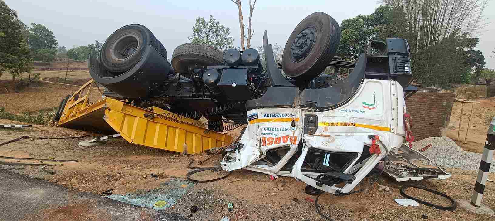 मौत का मोड़&rdquo; फिर बना हादसे का मैदान &mdash; सारंगडाँड़ में देर रात ट्रेलर पलटा, चीख-पुकार के बीच ड्राइवर की सांसें अटकीं, हर महीने 2 से 4 हादसे&hellip; जिम्मेदार अब भी गहरी नींद में&nbsp;