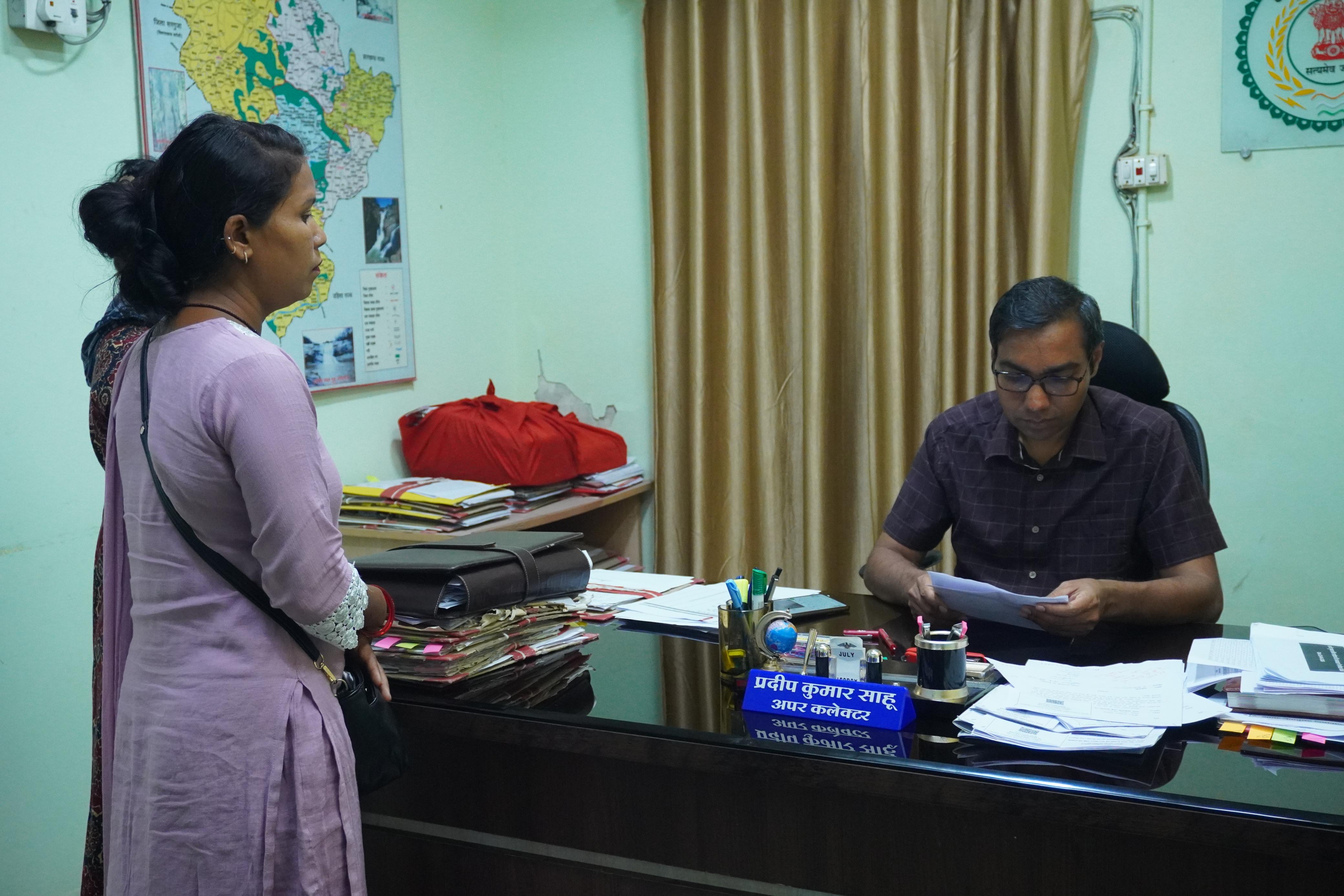 अपर कलेक्टर श्री प्रदीप साहू ने जनदर्शन में सुनी आमजन की समस्याएँ ,अधिकारियों को समयबद्ध एवं पारदर्शी निराकरण के दिए निर्देश