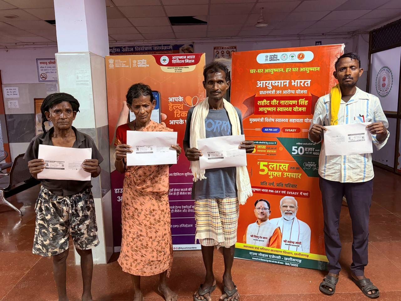 जहां सड़कें खत्म, वहां भी इलाज शुरू, सुकमा की पहाड़ियों में उम्मीद की रोशनी - 17 मरीज रेफर, 14 आयुष्मान कार्ड, 11 को मुफ्त चश्मा, स्वास्थ्य बस्तर अभियान की बड़ी सफलता