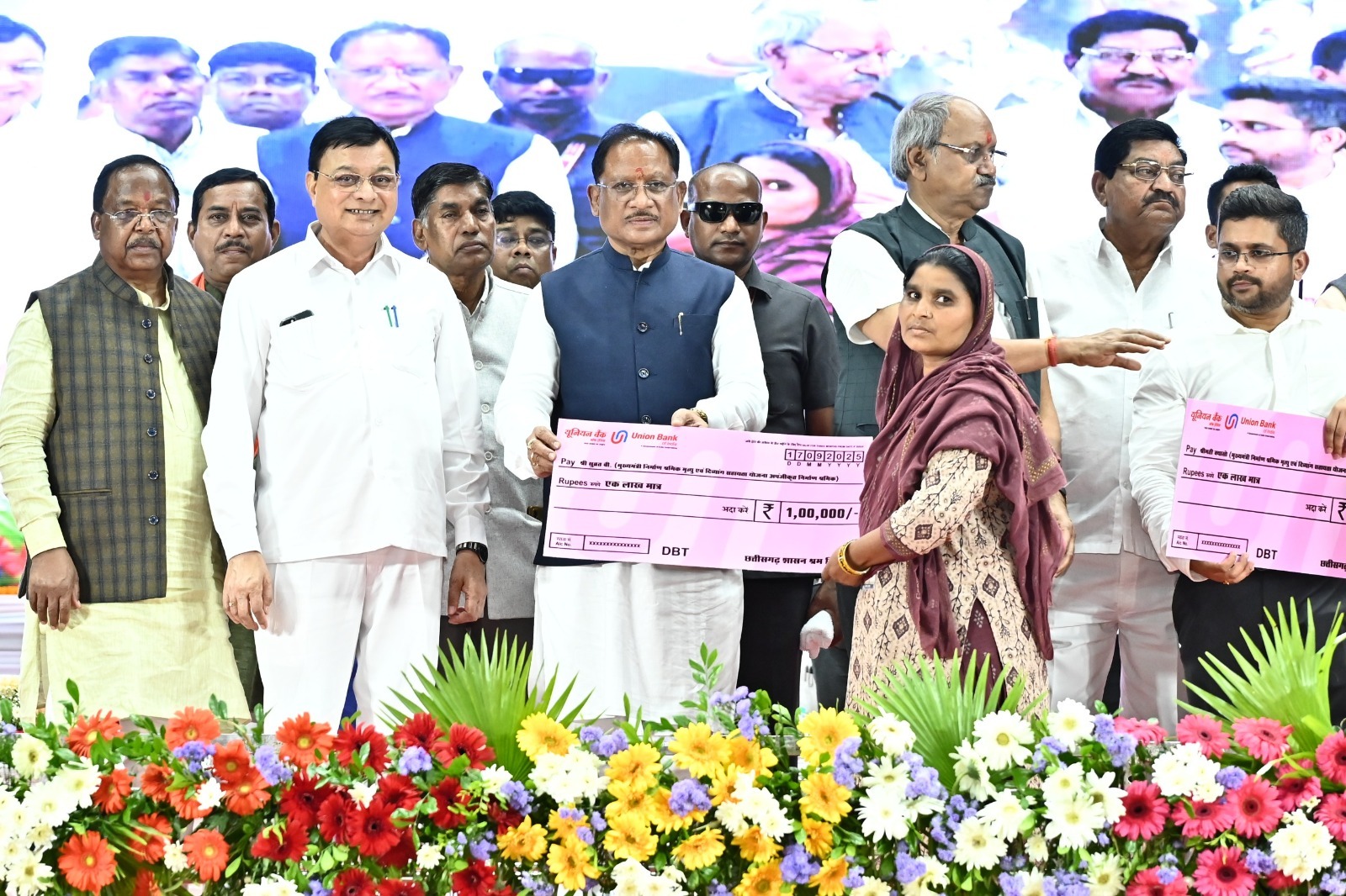 मई अंतर्राष्ट्रीय श्रमिक दिवस पर बड़ा संदेश &mdash; हर हाथ को काम, हर श्रमिक को सम्मान देने की दिशा में विष्णु देव साय सरकार का मजबूत संकल्प, योजनाओं से बदली लाखों परिवारों की तस्वीर