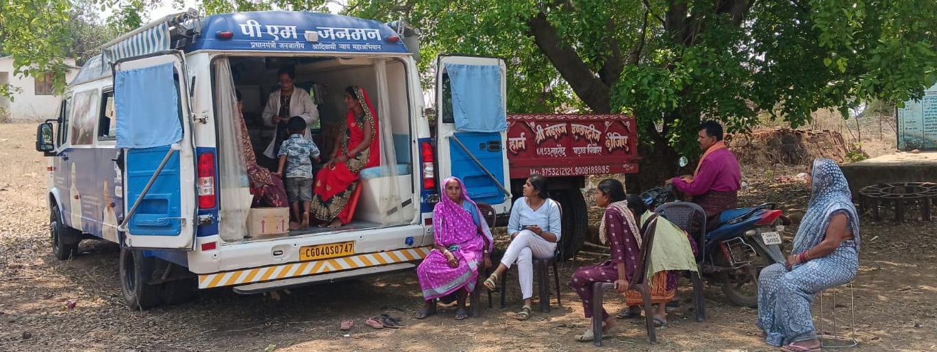 जंगल-पहाड़ों के बीच स्वास्थ्य की दस्तक: मोबाइल मेडिकल यूनिट बनी वनांचलों की &lsquo;संजीवनी&rsquo;, साढ़े तीन माह में 2000 से अधिक ग्रामीणों को घर-घर मिला मुफ्त इलाज