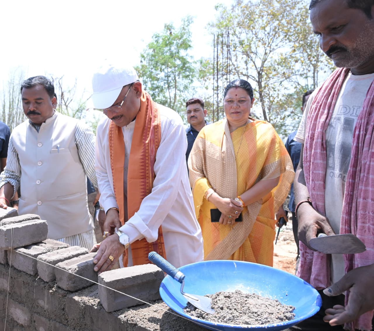 &ldquo;जब मुख्यमंत्री ने खुद उठाई करणी&hellip; भैंसामुड़ा में ईंट-ईंट जोड़ते दिखी जनसेवा की मिसाल, कच्ची झोपड़ी से पक्के घर तक सपनों को मिला साकार रूप