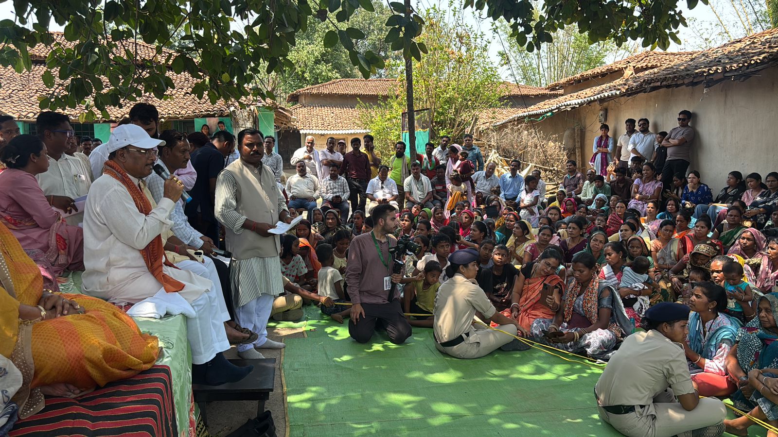 सुशासन तिहार का ऐतिहासिक आगाज: सुदूर चंदागढ़ में अचानक उतरे मुख्यमंत्री, बरगद की छांव में सजी जनचौपाल, सौगातों की झड़ी और &lsquo;लखपति दीदी&rsquo; की सफलता कहानी बनी सबसे बड़ा आकर्षण