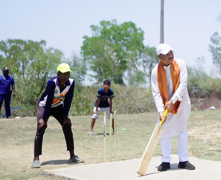 जब विष्णुदेव साय ने छोड़ी प्रोटोकॉल की दीवारें, गांव के स्कूल मैदान में बच्चों संग थामा बल्ला, खेला दिल खोलकर क्रिकेट&mdash;सुशासन तिहार बना यादगार, मासूम चेहरों की मुस्कान बनी सबसे बड़ी उपलब्धि, खेल-खेल में दिया बड़ा संदेश:&nbsp; 7