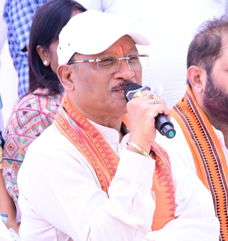 सरगुजा जिले के ग्राम सिलमा में अचानक उतरा मुख्यमंत्री श्री साय का हेलीकॉप्टर , खाट में बैठकर ग्रामीणों से किया संवाद: सुनी समस्याएं, समाधान के दिए निर्देश