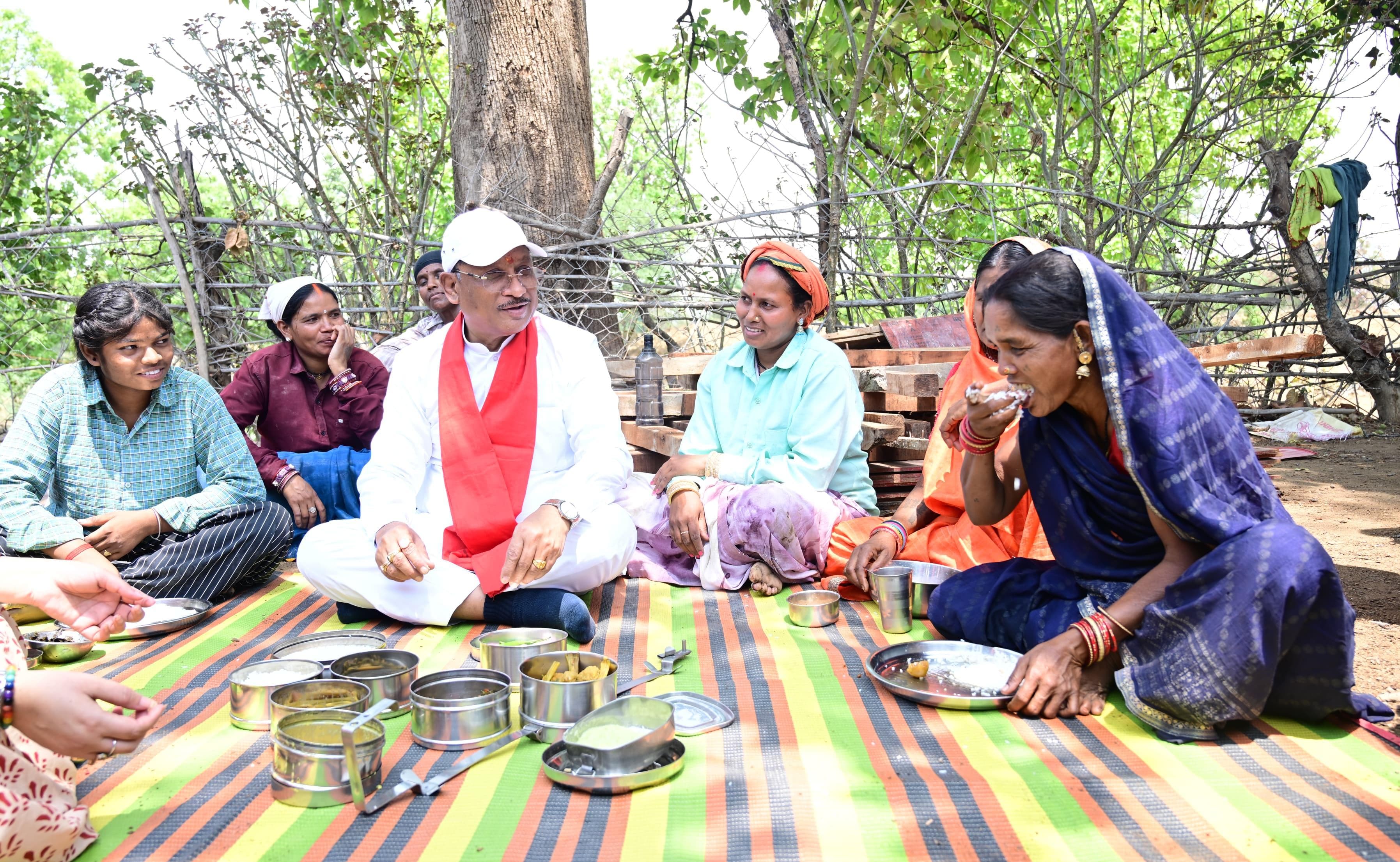 श्रमिकों का न्यौता, मुख्यमंत्री का अपनापन: विष्णुदेव साय ने जमीन पर बैठकर खाया बोरे बासी-आमा चटनी, उसी बीच सुनी योजनाओं की हकीकत और 26 गांवों के पेयजल संकट पर मौके पर ही दिया बड़ा आदेश