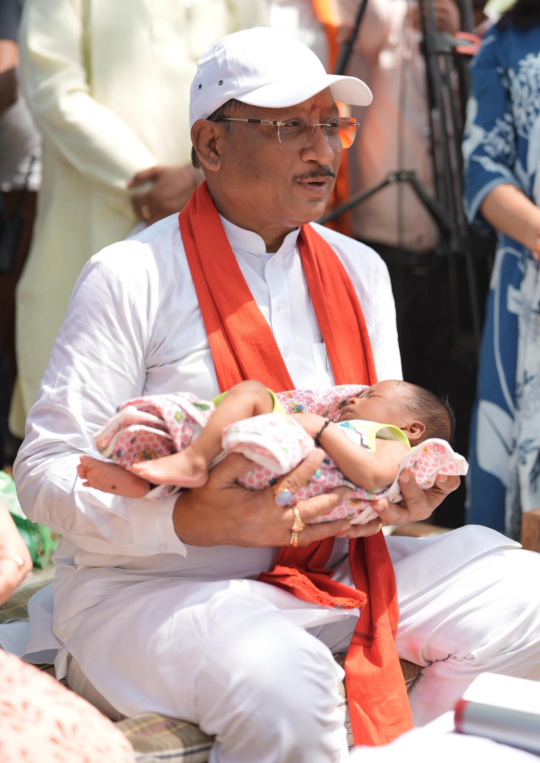 सुशासन तिहार की चौपाल में भावनाओं का अनोखा संगम&mdash;मां की गोद से नवजात को लिया मुख्यमंत्री ने अपने स्नेह में, जन्मदिन जानकर रखा नाम &ldquo;रविशंकर&rdquo;, तालियों और खुशियों से गूंज उठा पूरा कमराखोल गांव