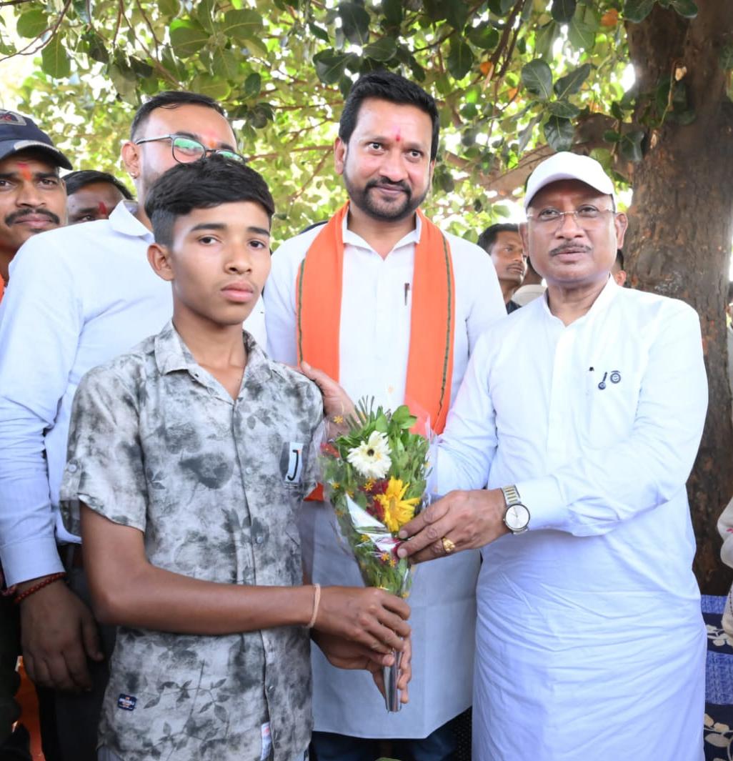 &ldquo;सुशासन तिहार में प्रतिभा का सम्मान: बकरकट्टा के होनहार गिरवर पटेल को CM साय ने मंच से सराहा, कहा&mdash;ऐसे विद्यार्थी ही बनते हैं प्रदेश की पहचान
