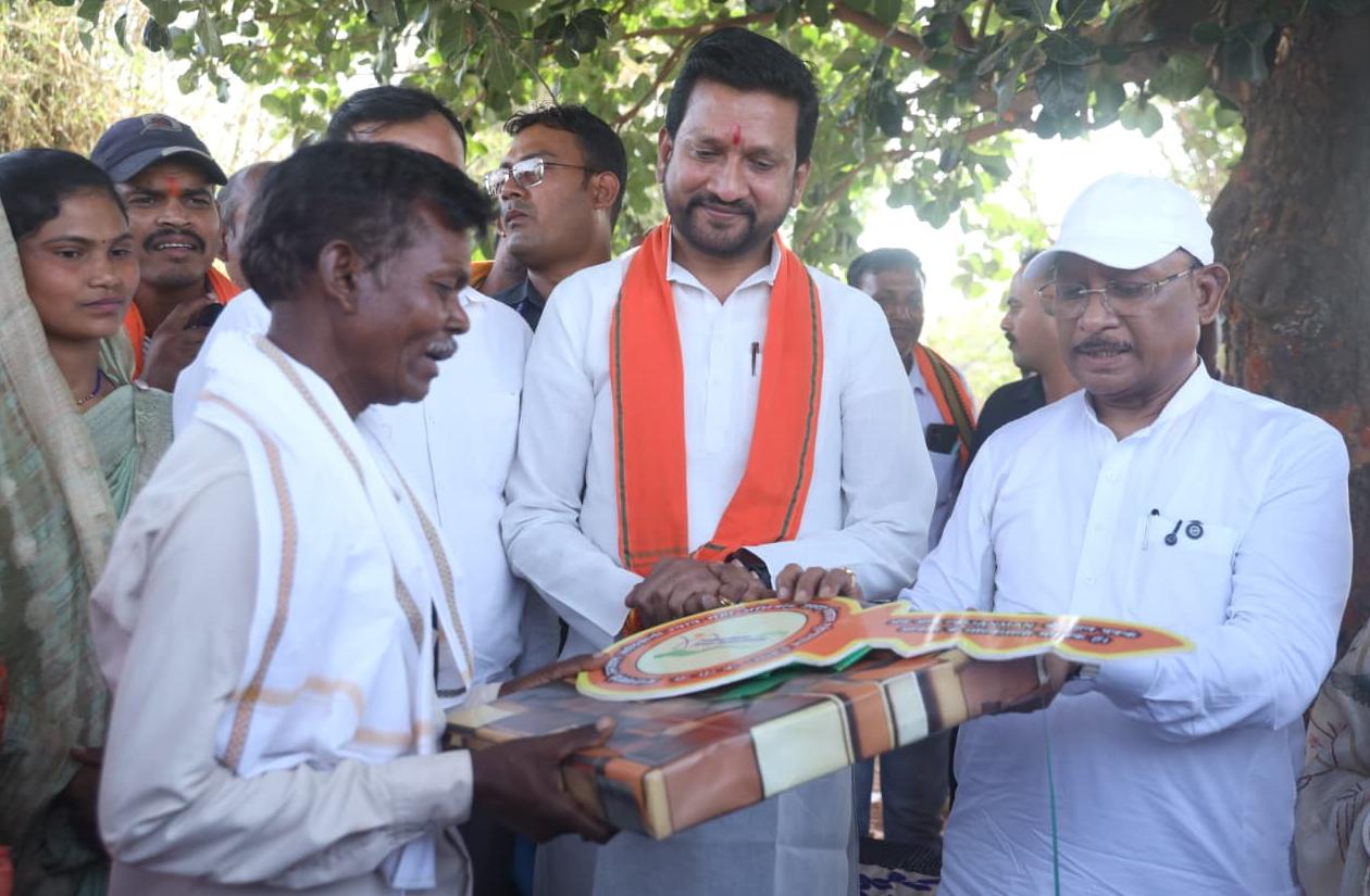 सुशासन तिहार में संवेदनशील पहल: मुख्यमंत्री श्री विष्णु देव साय ने दूरस्थ गांव सरोधी पहुंचकर पीएम जनमन योजना के हितग्राही को सौंपी नए घर की चाबी, कराया आत्मीय गृह प्रवेश