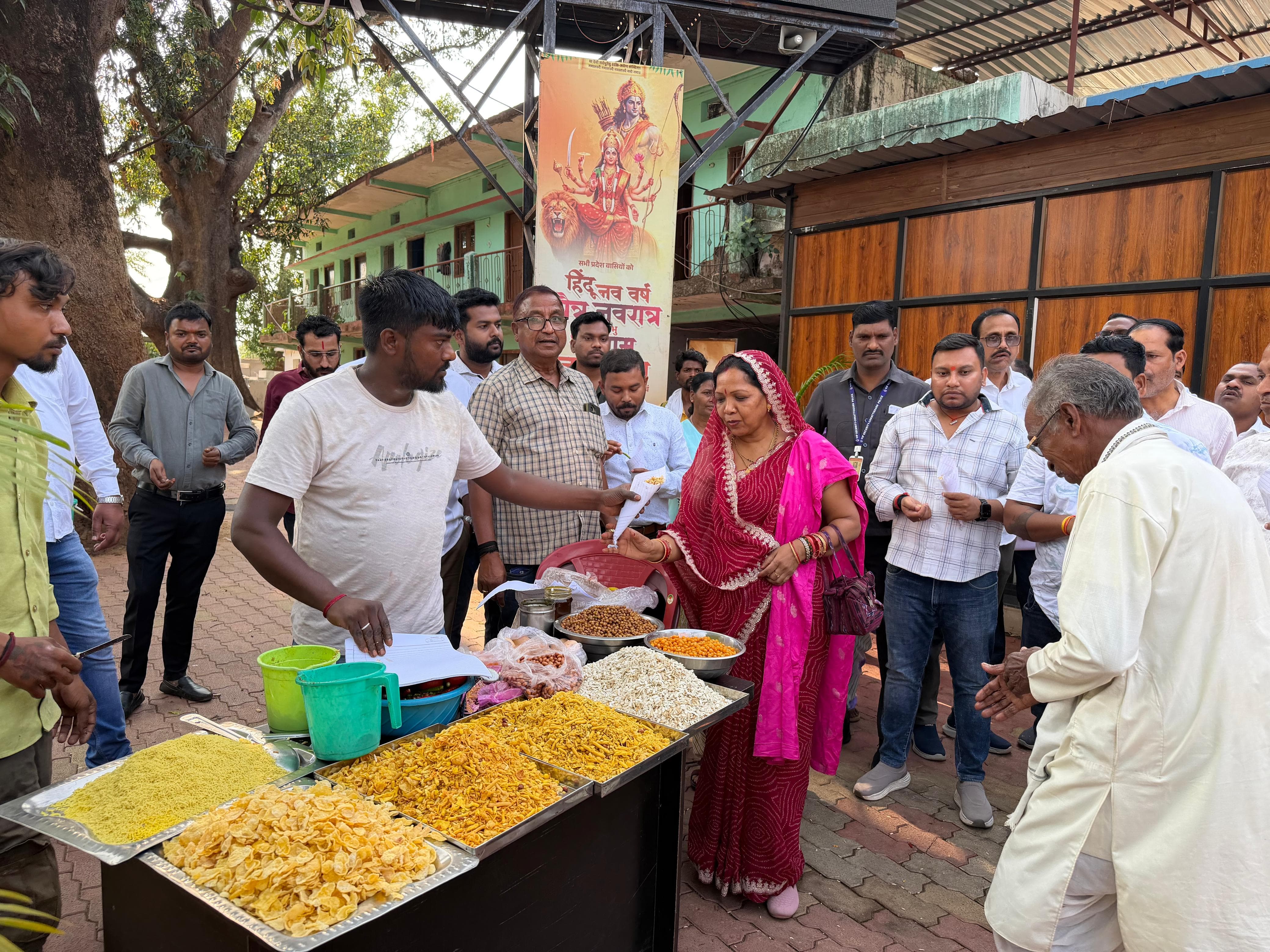 बंगाल, असम और पुदुच्चेरी में बीजेपी की प्रचंड विजय का असर जशपुर तक: मुख्यमंत्री निवास बगिया में भव्य जश्न, कौशल्या साय का अनोखा अंदाज़ कार्यकर्ताओं को झालमुरी बांटकर खुशी जाहिर कर दी बधाई