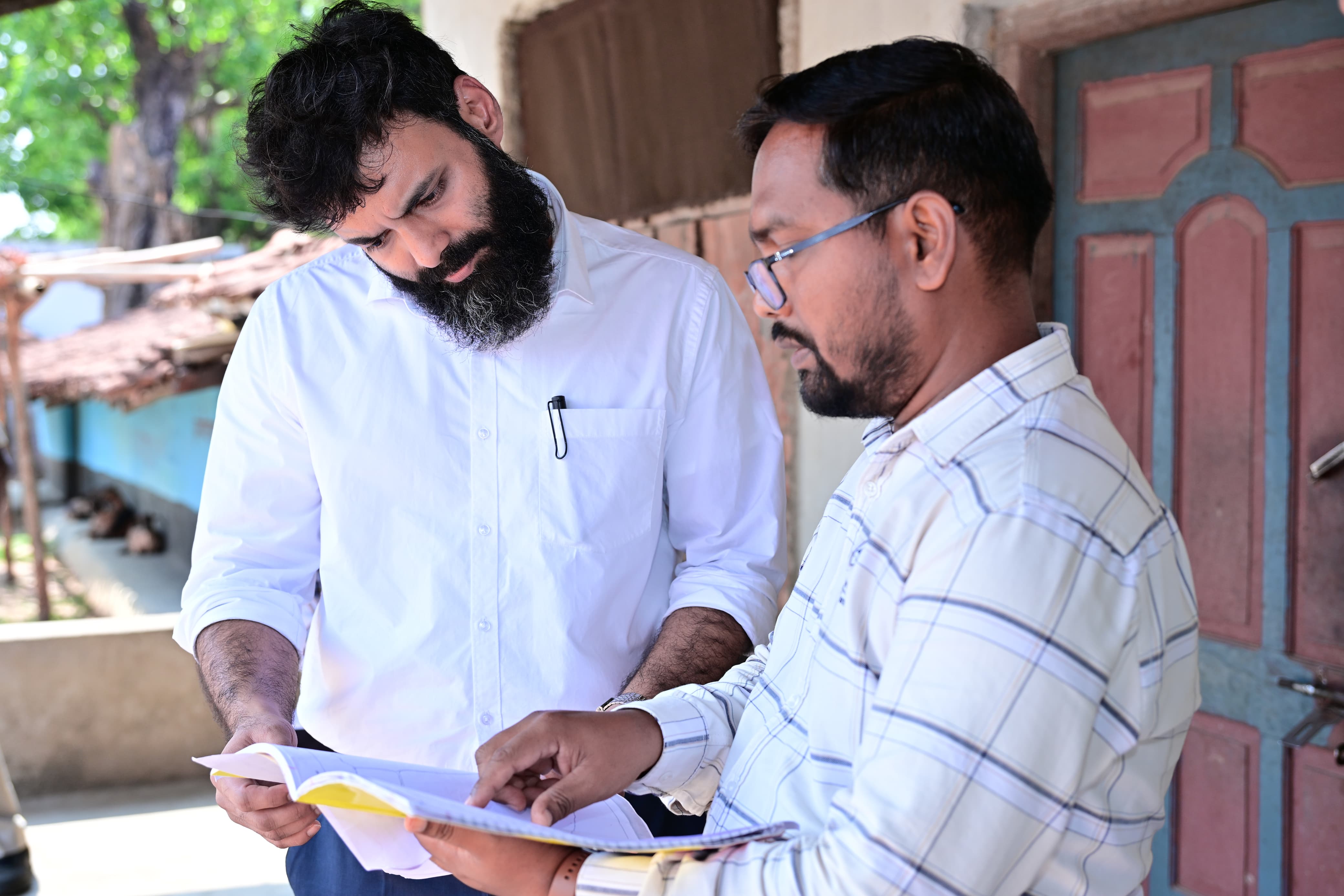 घर-घर पहुंच रही जनगणना टीम, कलेक्टर रोहित व्यास खुद पहुंचे खूंटीटोली&hellip; HLO ऐप में दर्ज हो रही हर घर की डिजिटल जानकारी, बोले&ndash; आंकड़ों में न हो कोई गलती क्योंकि इन्हीं से तय होंगी भविष्य की विकास योजनाएं