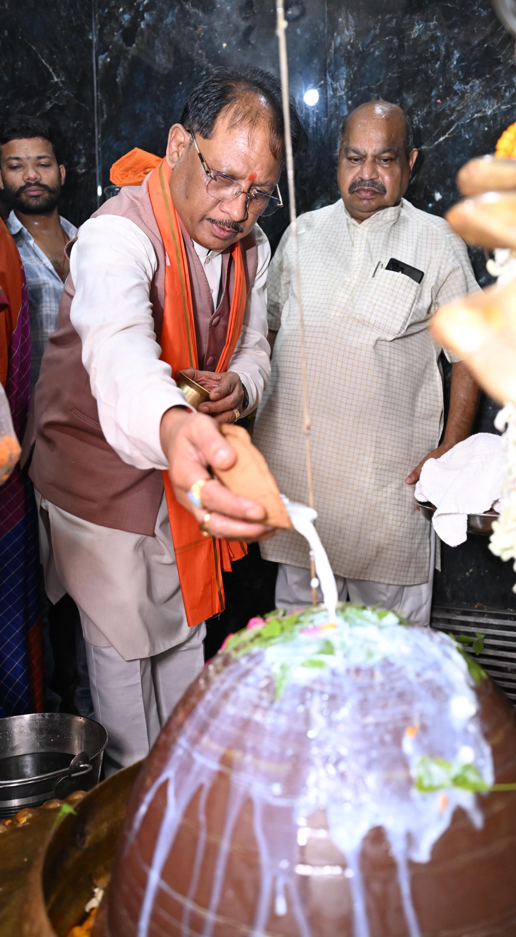 मुख्यमंत्री ने हाटकेश्वर महादेव मंदिर में पूजा-अर्चना कर प्रदेशवासियों के सुख समृद्धि की कामना की