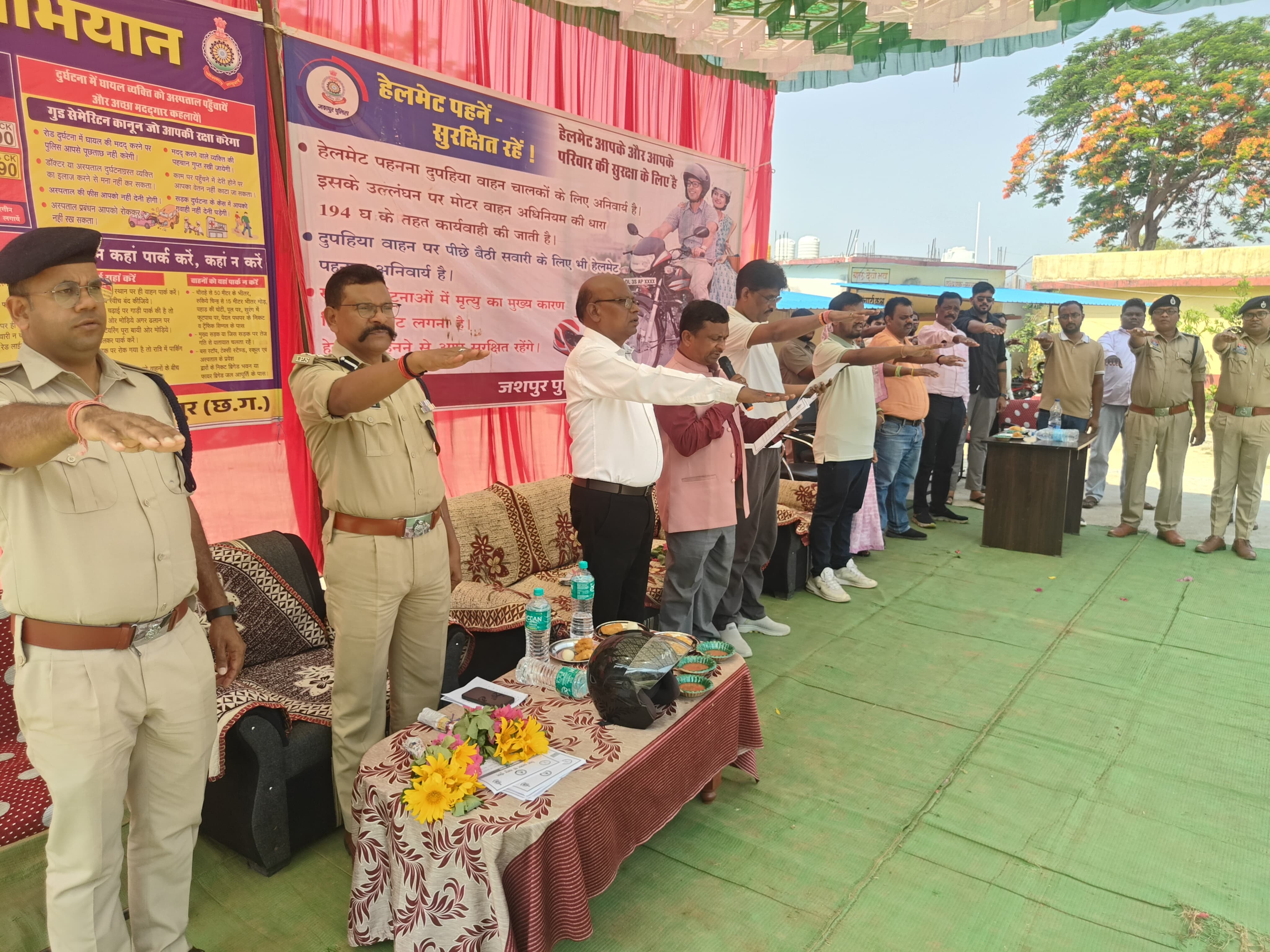 सड़क सुरक्षा और स्वच्छता की सामूहिक शपथ के साथ नागरिकों को जागरूक करने का अनूठा प्रयास, शिविर में दिखी प्रशासनिक सक्रियता