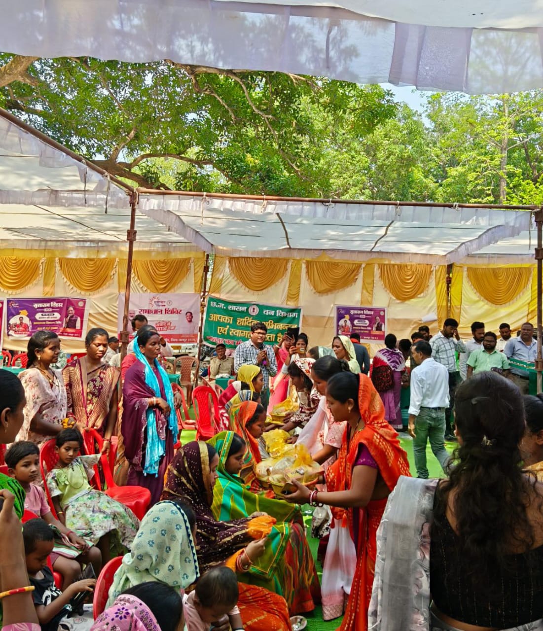 चोंगरी बाहर सुशासन शिविर में 4 बच्चों का अन्नप्राशन और 8 गर्भवती महिलाओं का गोद भराई करवाया गया&nbsp;
