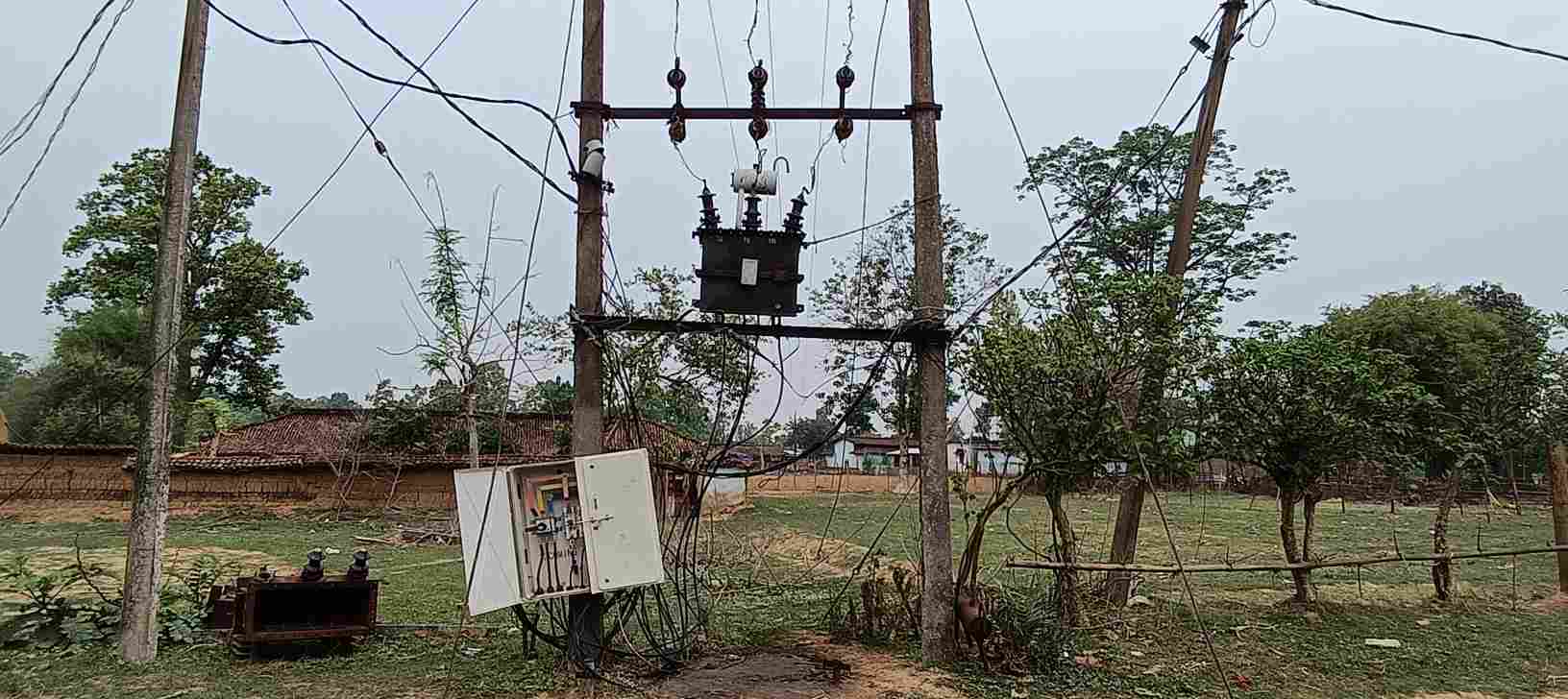 ट्रांसफार्मर हुआ खराब तपती रातों में तड़पा मटासी : 21 घंटे से अंधेरे में डूबी बस्ती, पानी के लिए मची हाहाकार, विभाग के कर्मचारी बोला- डीजल नहीं&hellip; ग्रामीण बोले- बिल लेने में आगे, सुविधा देने में फिसड्डी